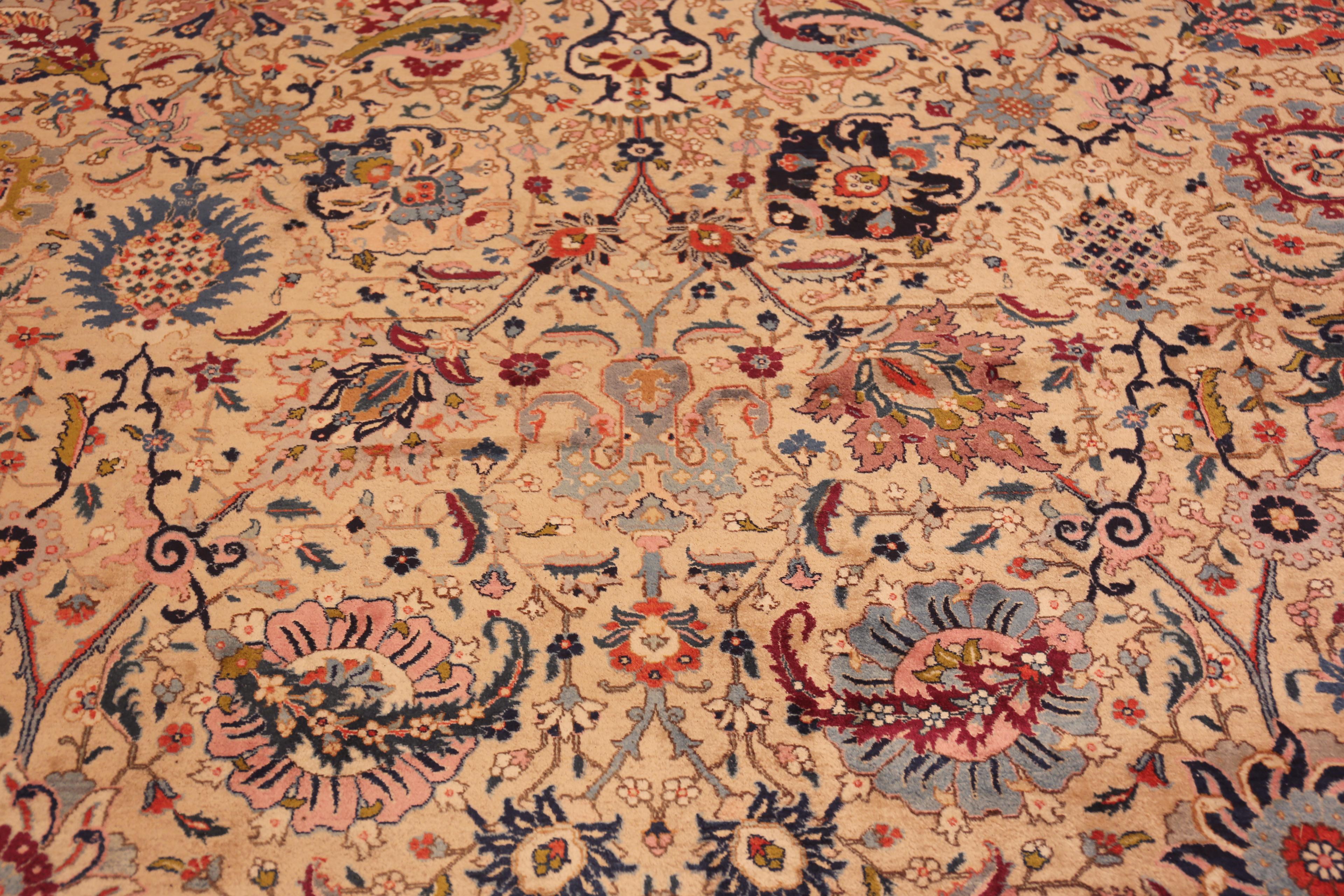 Nazmiyal Collection Perfekt gealterter antiker persischer Täbris-Teppich im Angebot 7