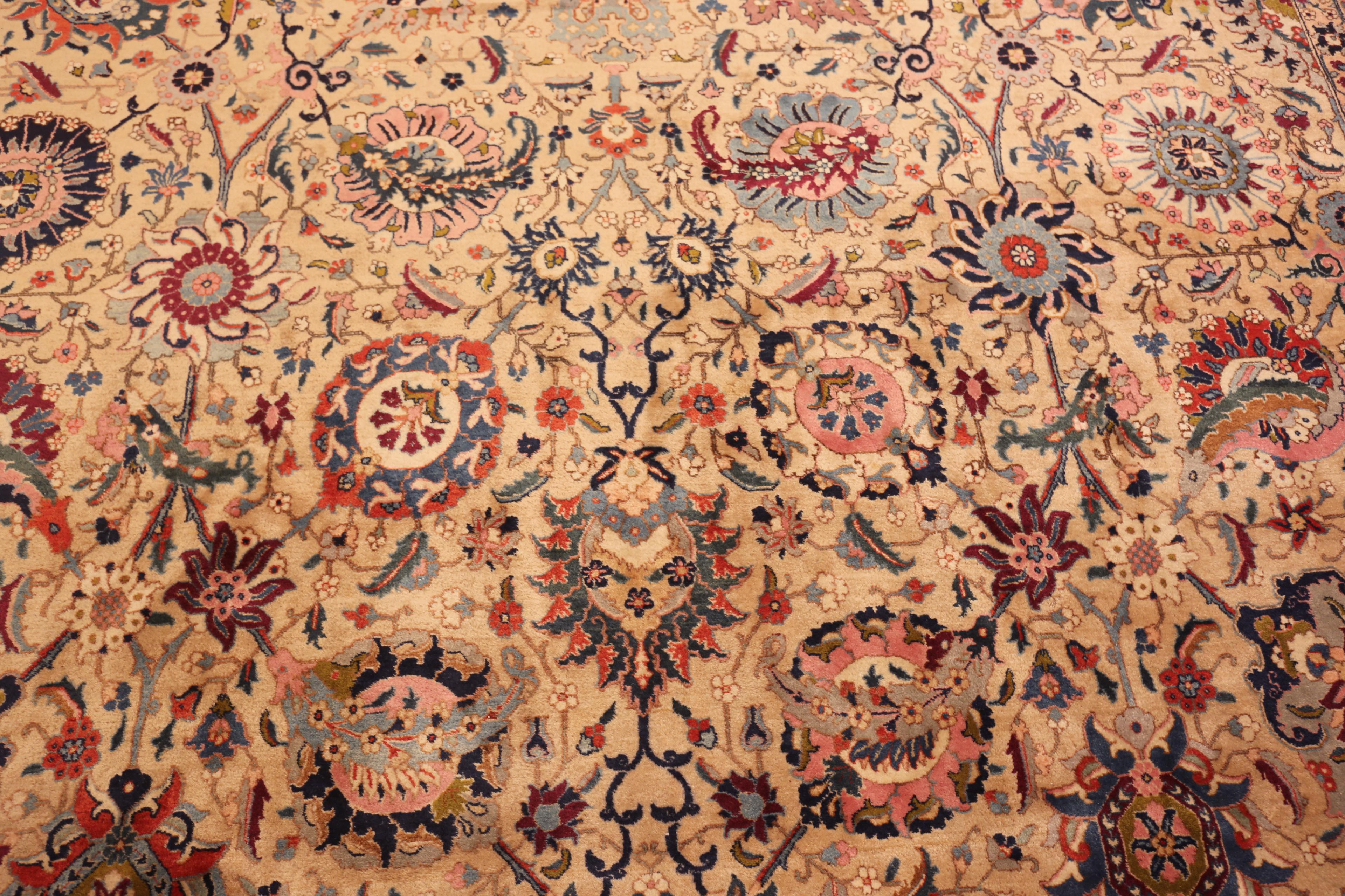 Nazmiyal Collection Perfekt gealterter antiker persischer Täbris-Teppich im Angebot 8