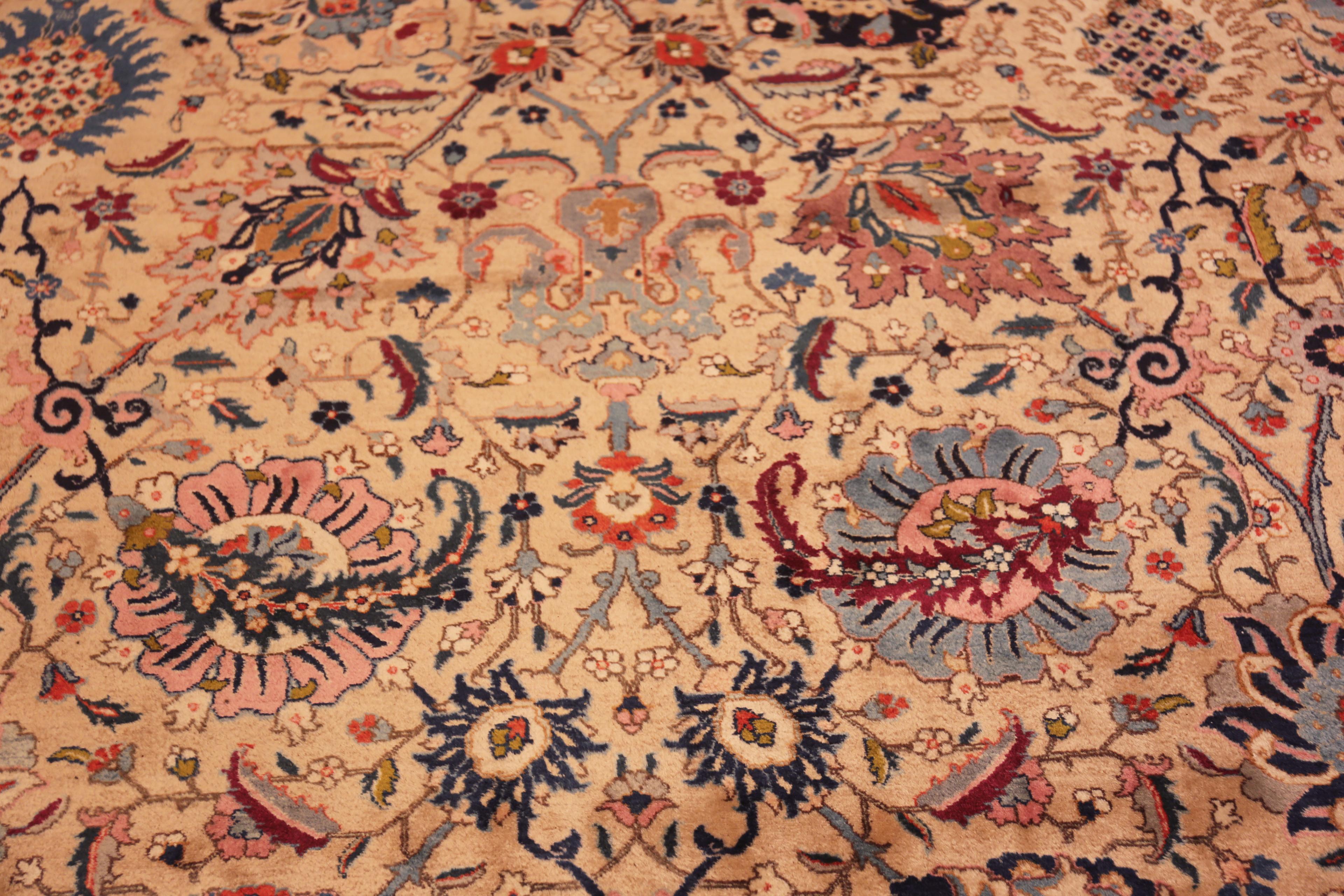 Phänomenaler antiker persischer Täbris-Teppich, Region / Teppichart: Antiker Perserteppich, CIRCA Datum: 1920 - Tabriz ist eine alte Stadt, die eine wichtige Rolle in der Entwicklung und Geschichte der persischen Teppichweberei seit Jahrhunderten