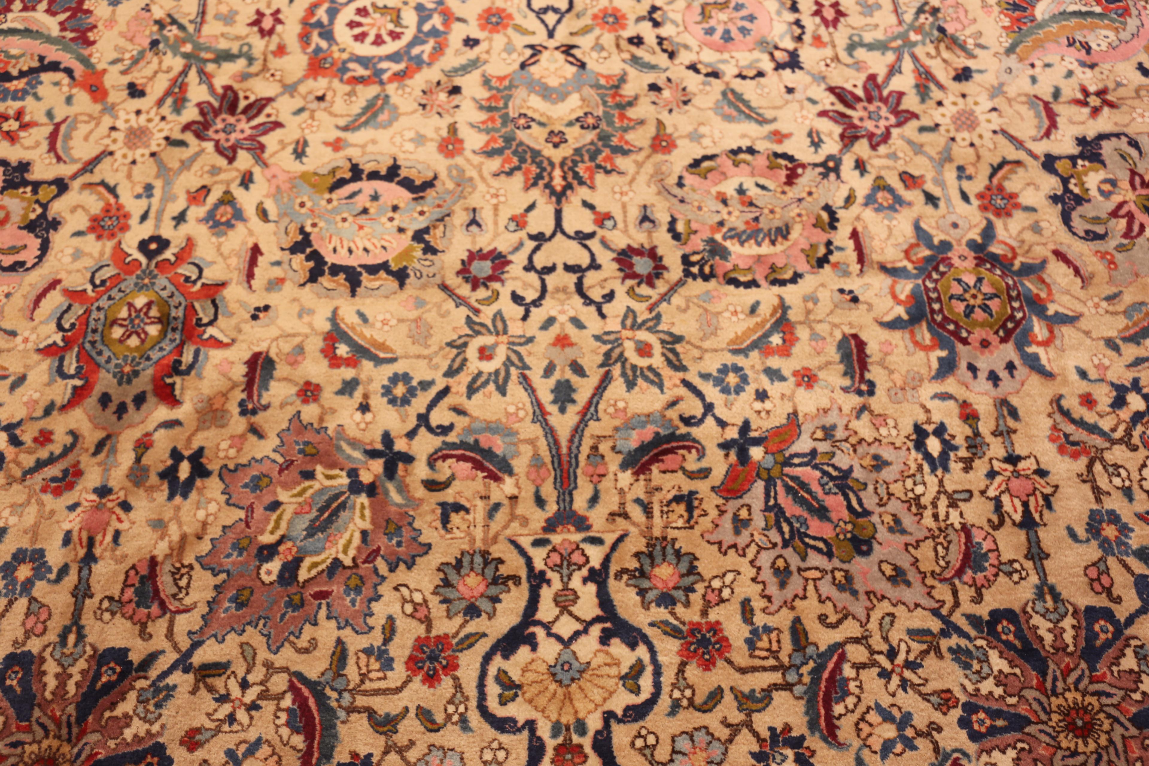 Nazmiyal Collection Perfekt gealterter antiker persischer Täbris-Teppich (Tabriz) im Angebot