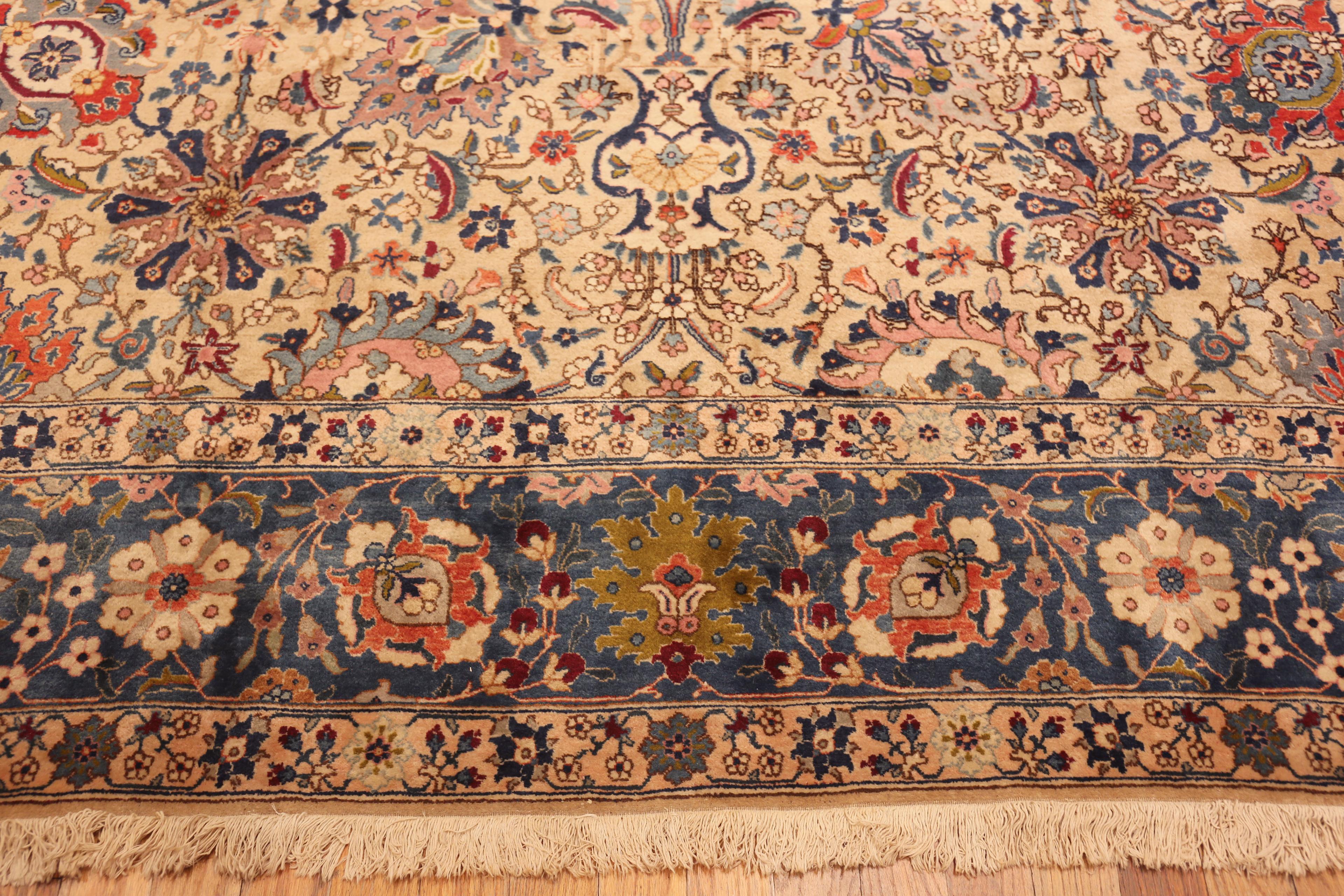 Nazmiyal Collection Perfekt gealterter antiker persischer Täbris-Teppich (Persisch) im Angebot