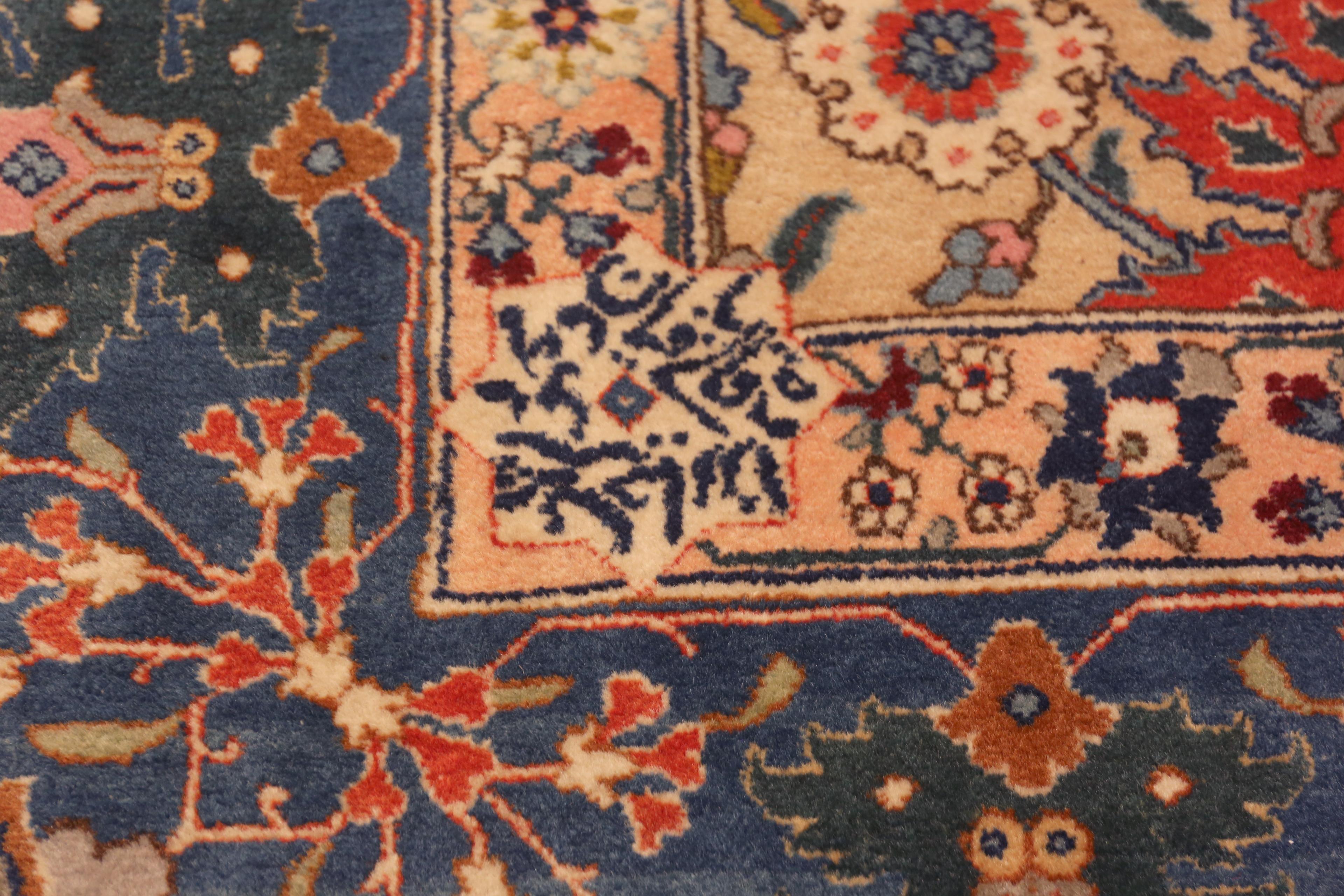 Nazmiyal Collection Perfekt gealterter antiker persischer Täbris-Teppich im Zustand „Gut“ im Angebot in New York, NY