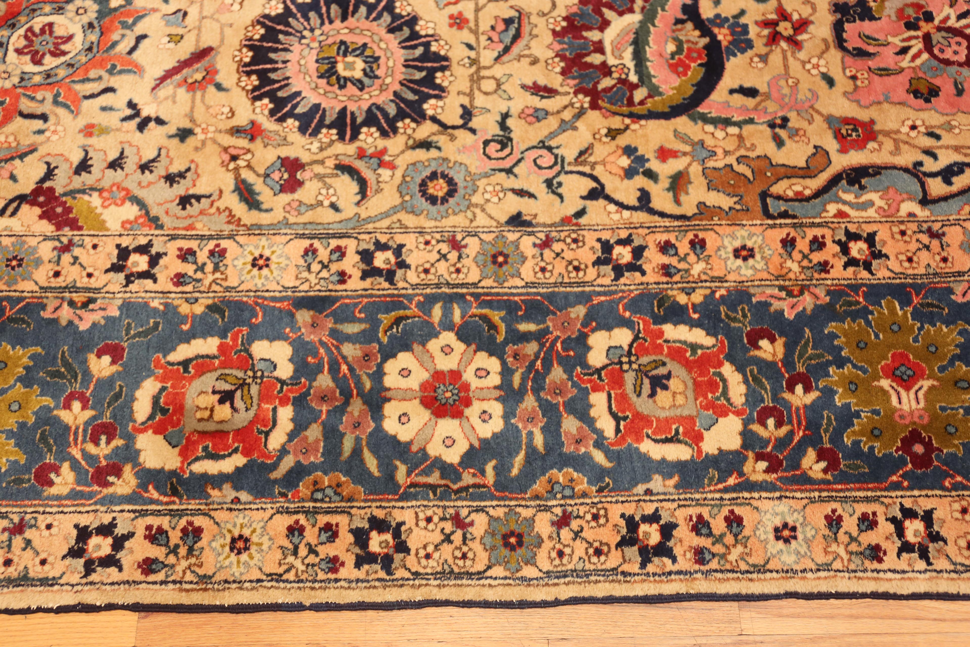 Nazmiyal Collection Perfekt gealterter antiker persischer Täbris-Teppich (Frühes 20. Jahrhundert) im Angebot