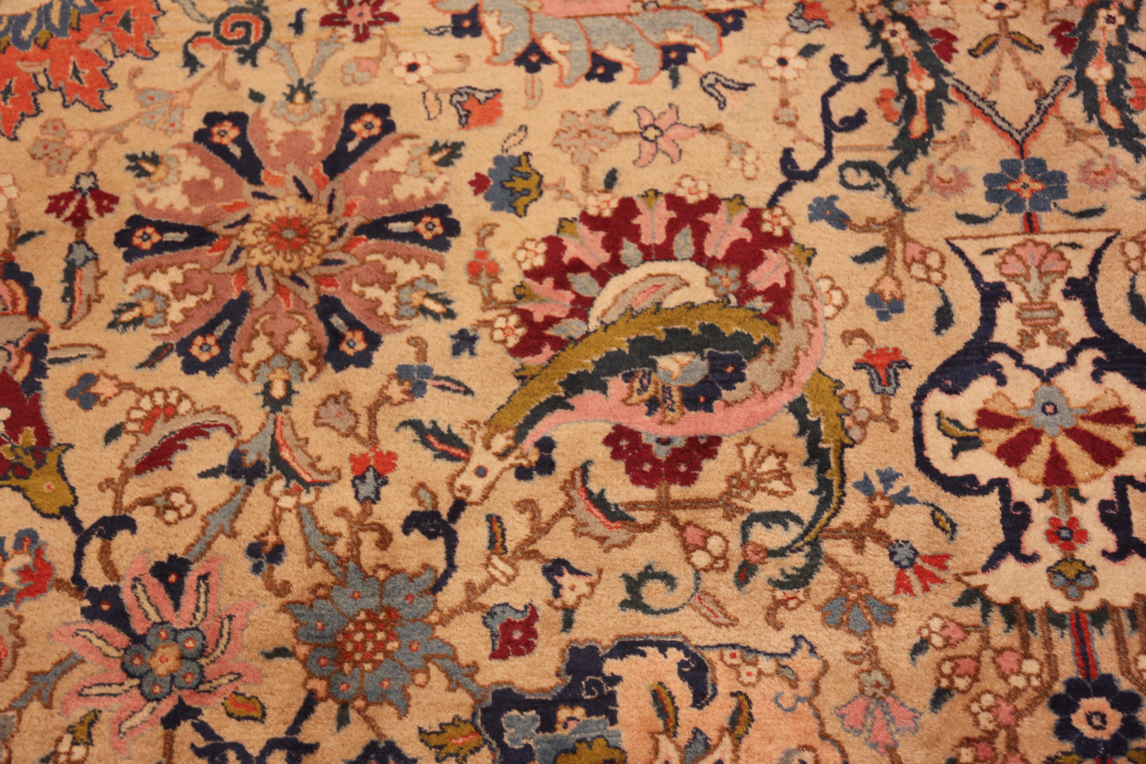 Nazmiyal Collection Perfekt gealterter antiker persischer Täbris-Teppich (Wolle) im Angebot