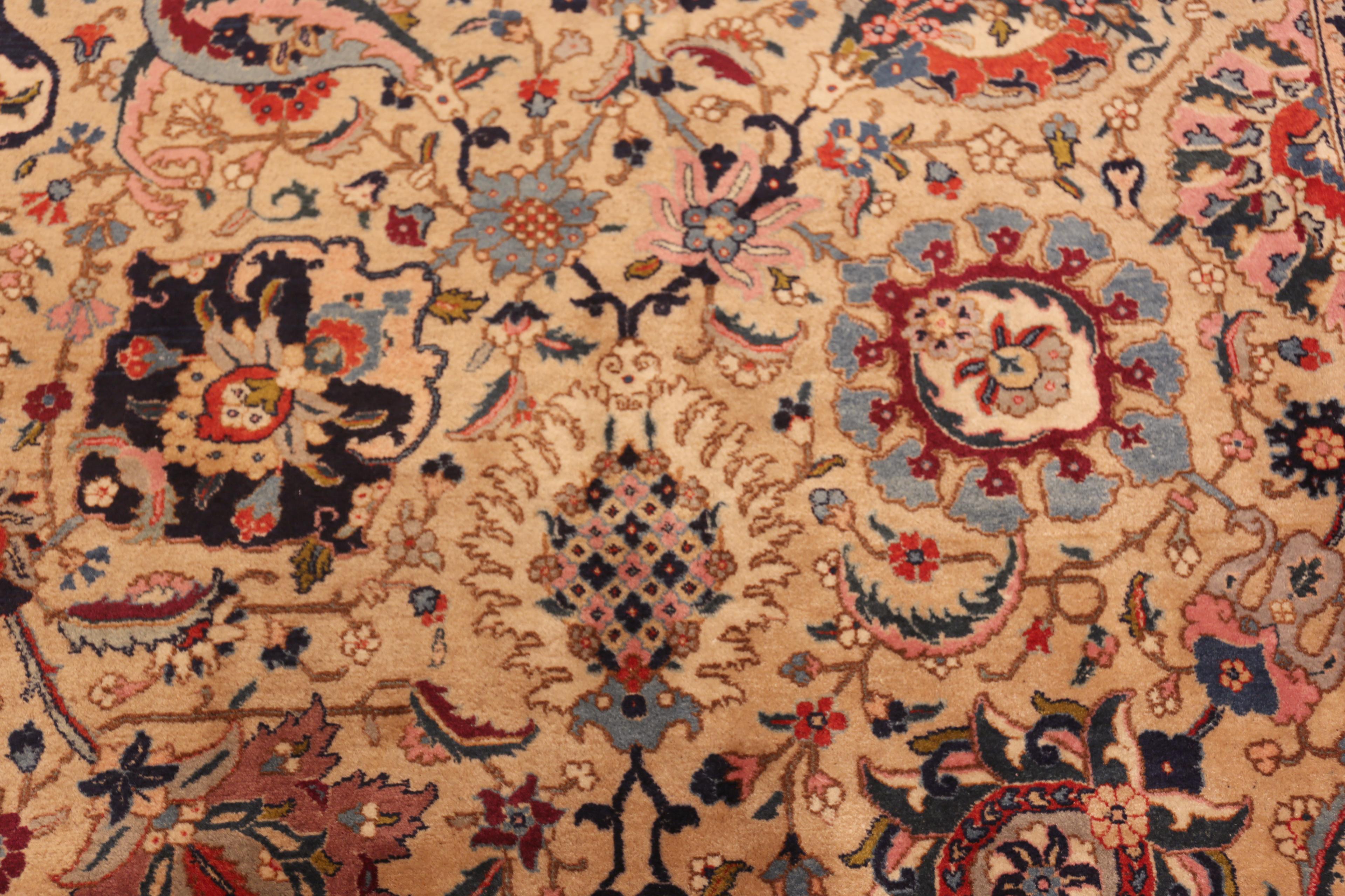 Nazmiyal Collection Perfekt gealterter antiker persischer Täbris-Teppich im Angebot 1