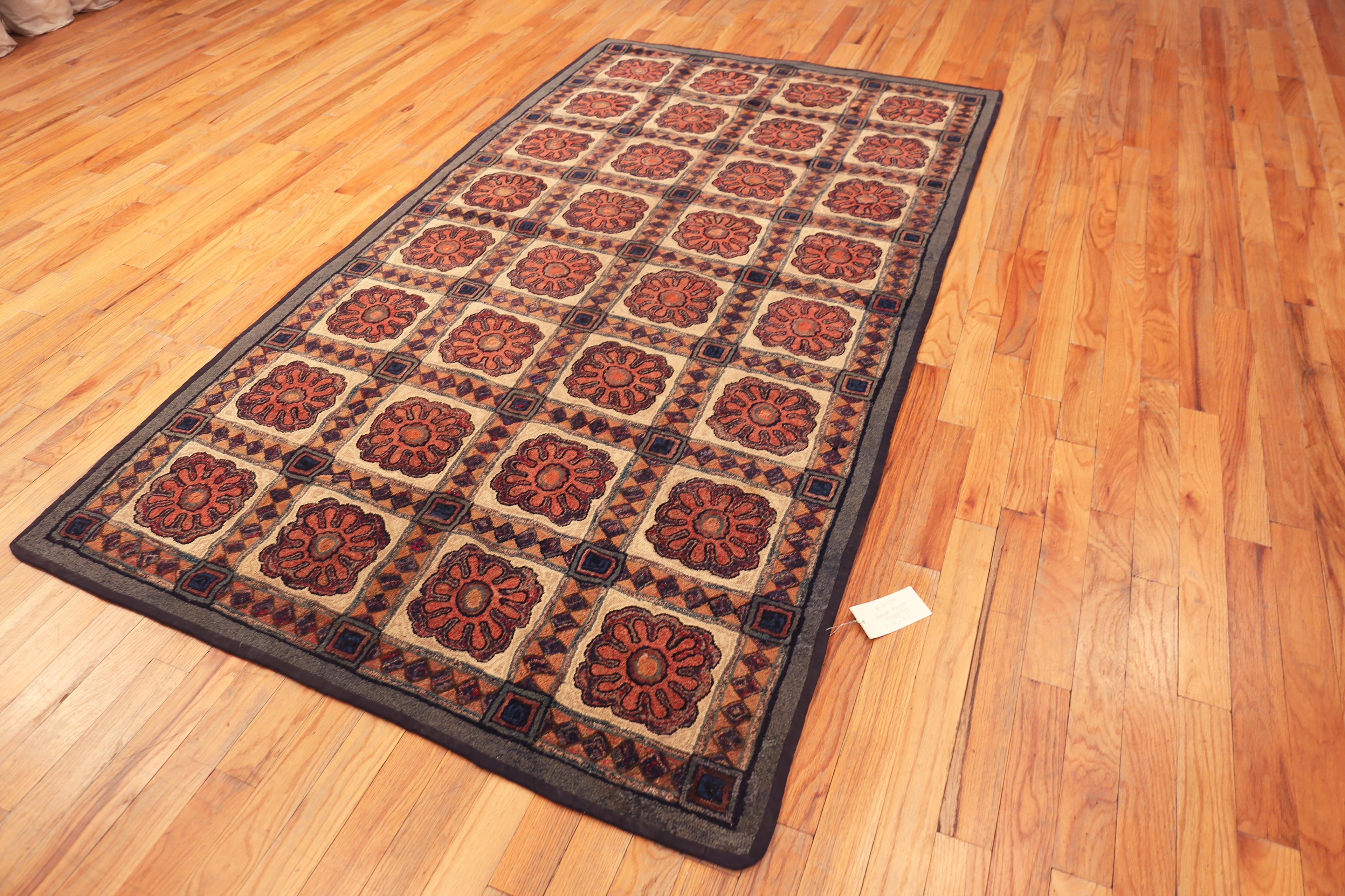 Schöner antiker amerikanischer Hakenteppich - fesselndes Kunsthandwerk mit kühnem dekorativem Reiz, Herkunftsland: Amerika, CIRCA Datum: 1920