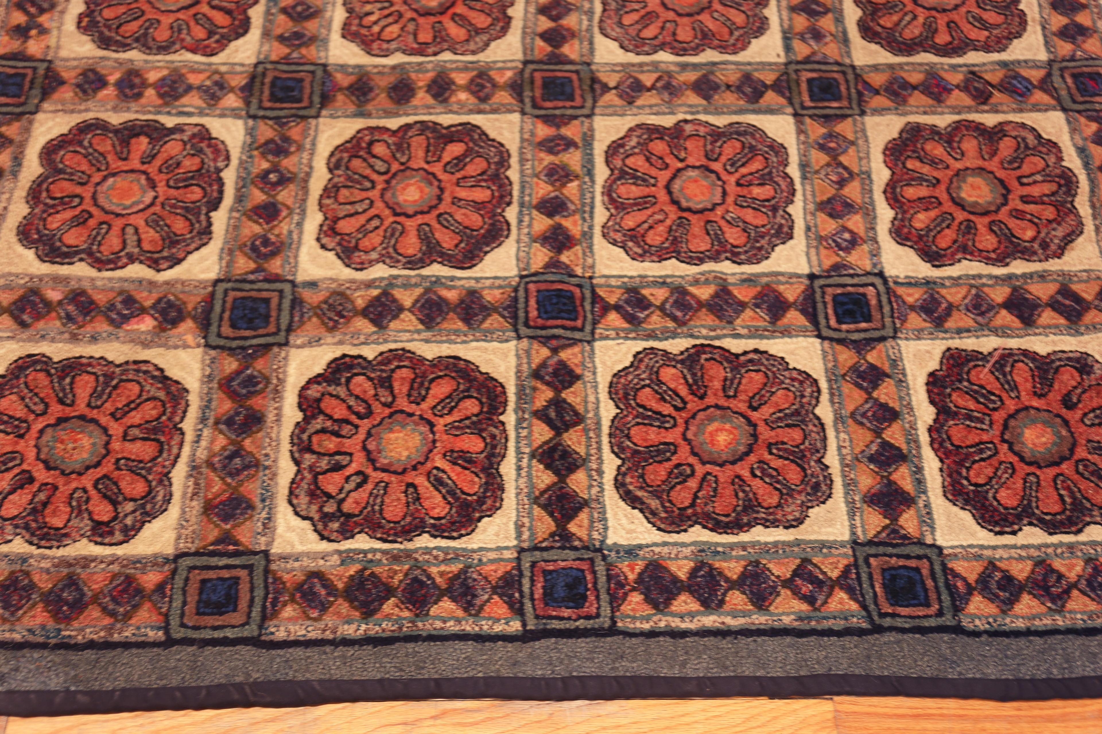 Amerikanischer Kapuzenteppich der Nazmiyal Kollektion mit Kapuze und kühnem dekorativem Aufdruck 5' x 9' (Amerikanische Klassik) im Angebot