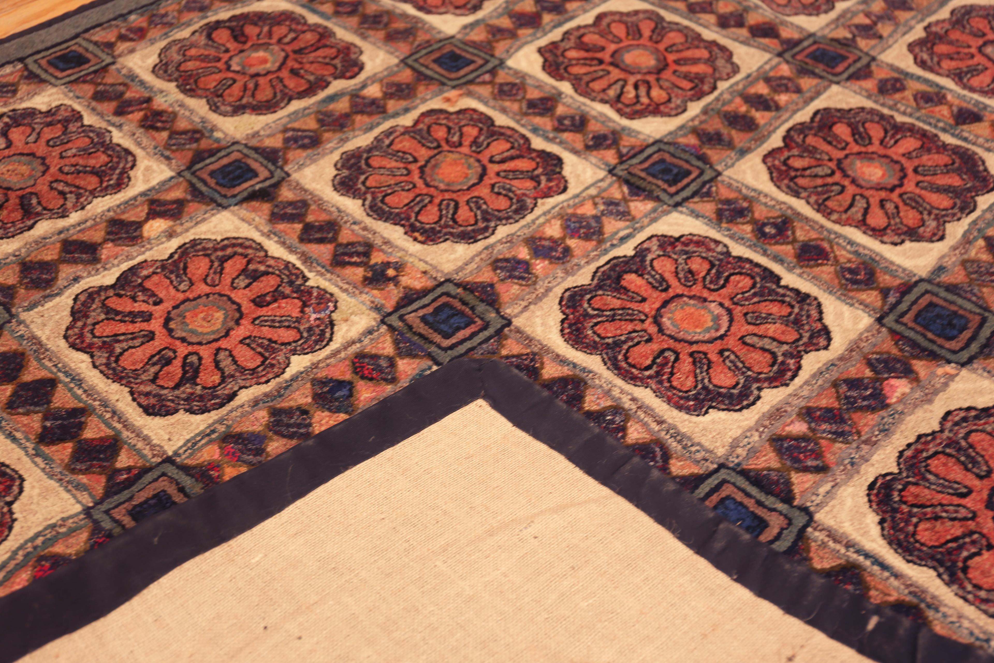 Amerikanischer Kapuzenteppich der Nazmiyal Kollektion mit Kapuze und kühnem dekorativem Aufdruck 5' x 9' im Zustand „Gut“ im Angebot in New York, NY