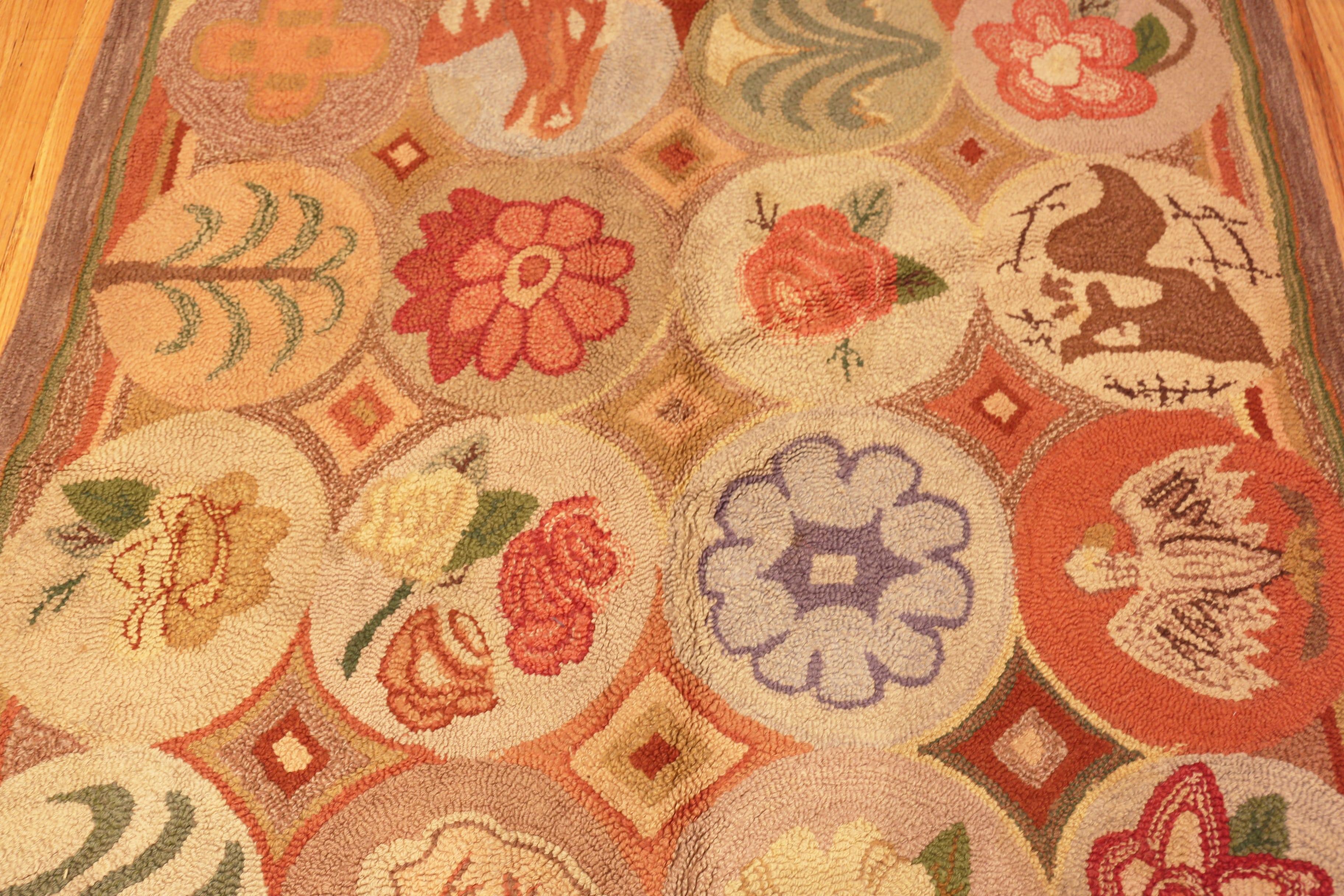 Coloniale americano Tappeto con ganci americani antichi Nazmiyal Collection 5 ft 5 in x 10 ft 7 in in vendita