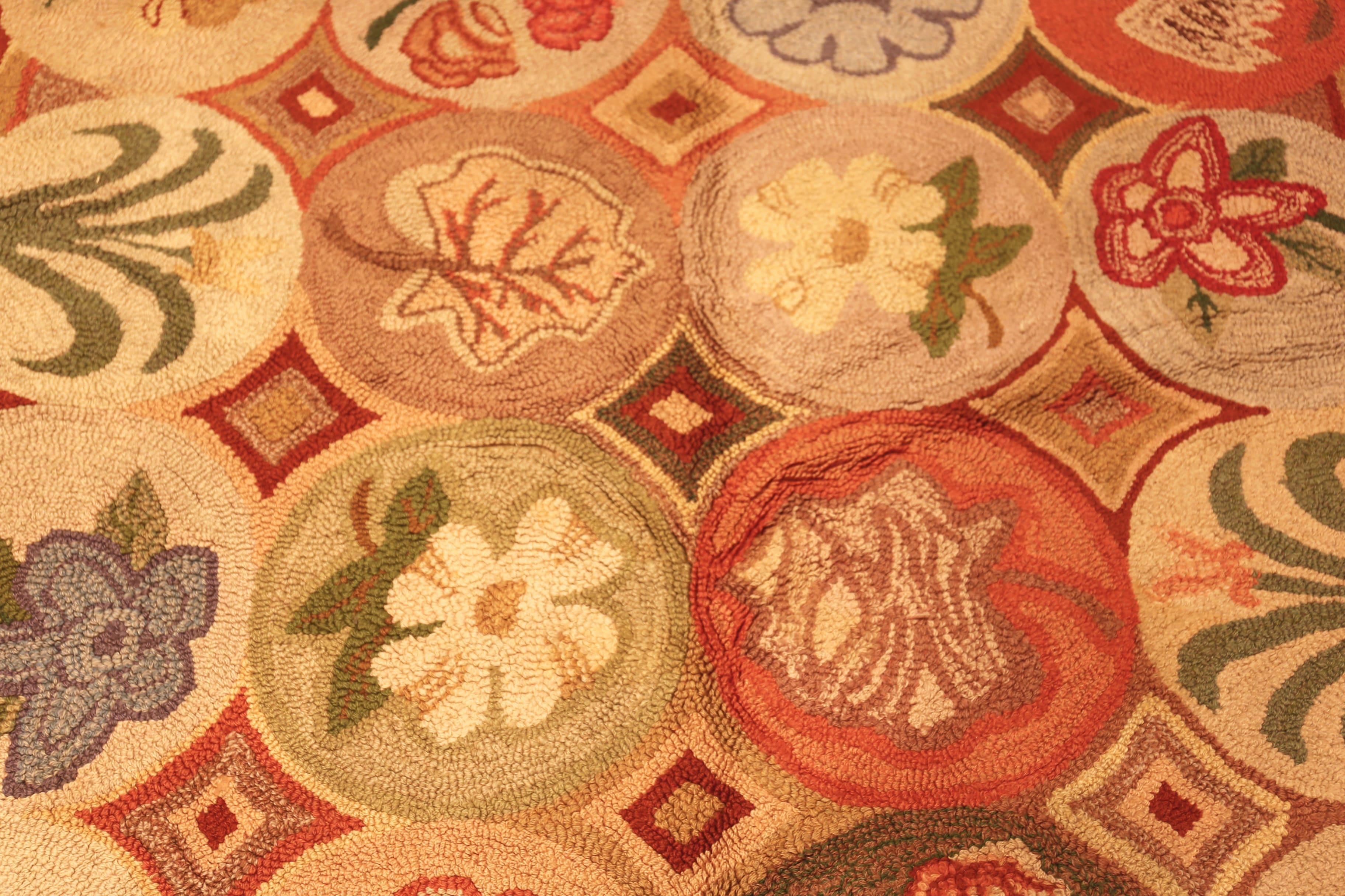 Tappeto con ganci americani antichi Nazmiyal Collection 5 ft 5 in x 10 ft 7 in In condizioni buone in vendita a New York, NY