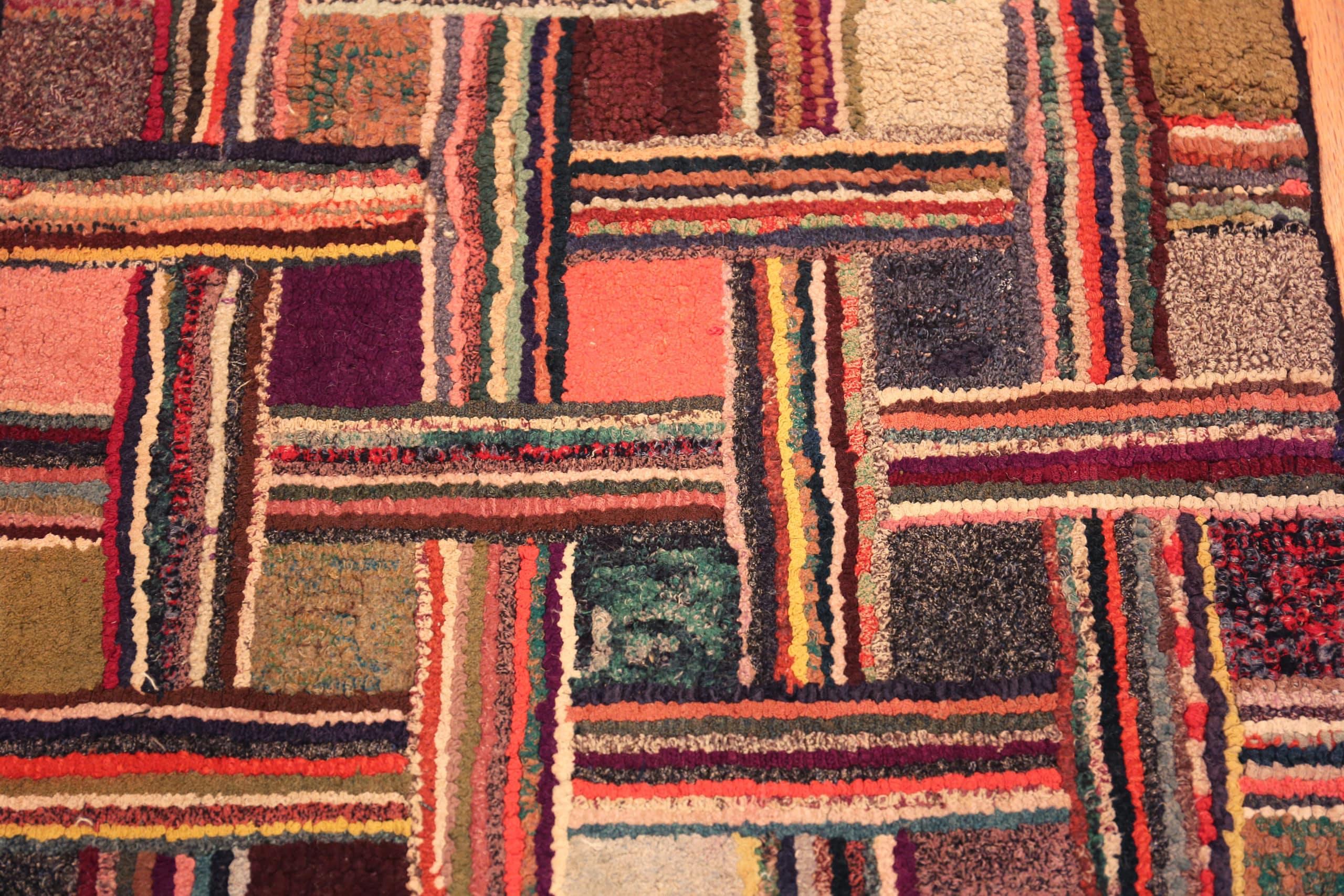 Noué à la main Collection Nazmiyal Collection Antique American Hooked Runner Rug 1 ft 10 in x 8 ft 10 in en vente