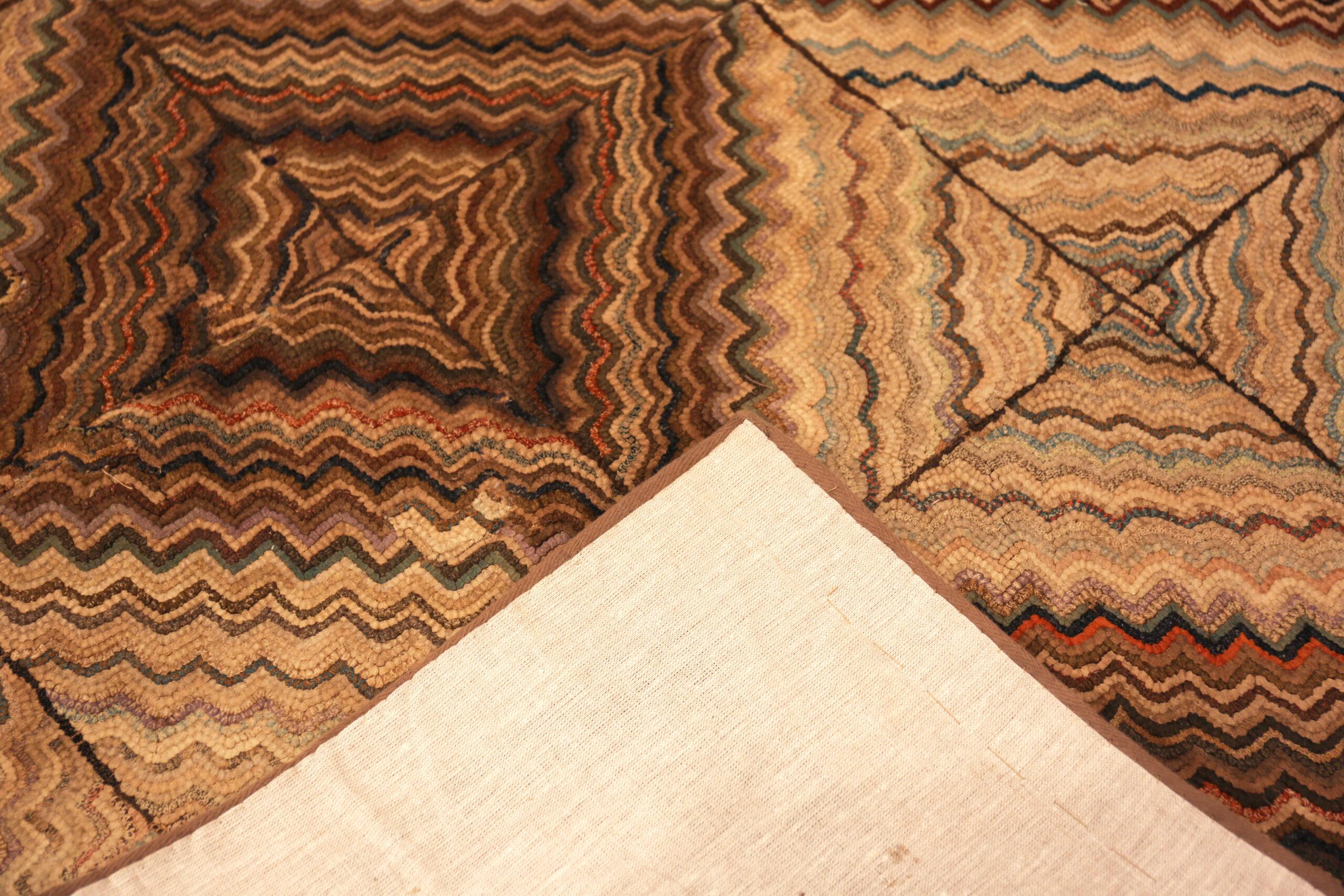 American Craftsman Tappeto Runner con ganci americani antichi di Nazmiyal Collection 3 ft 5 in x 10 ft 6 in in vendita