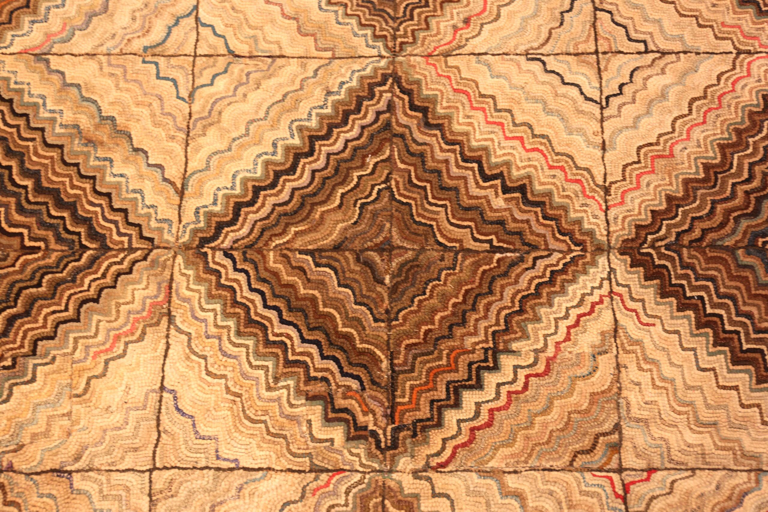 Tappeto Runner con ganci americani antichi di Nazmiyal Collection 3 ft 5 in x 10 ft 6 in In condizioni buone in vendita a New York, NY