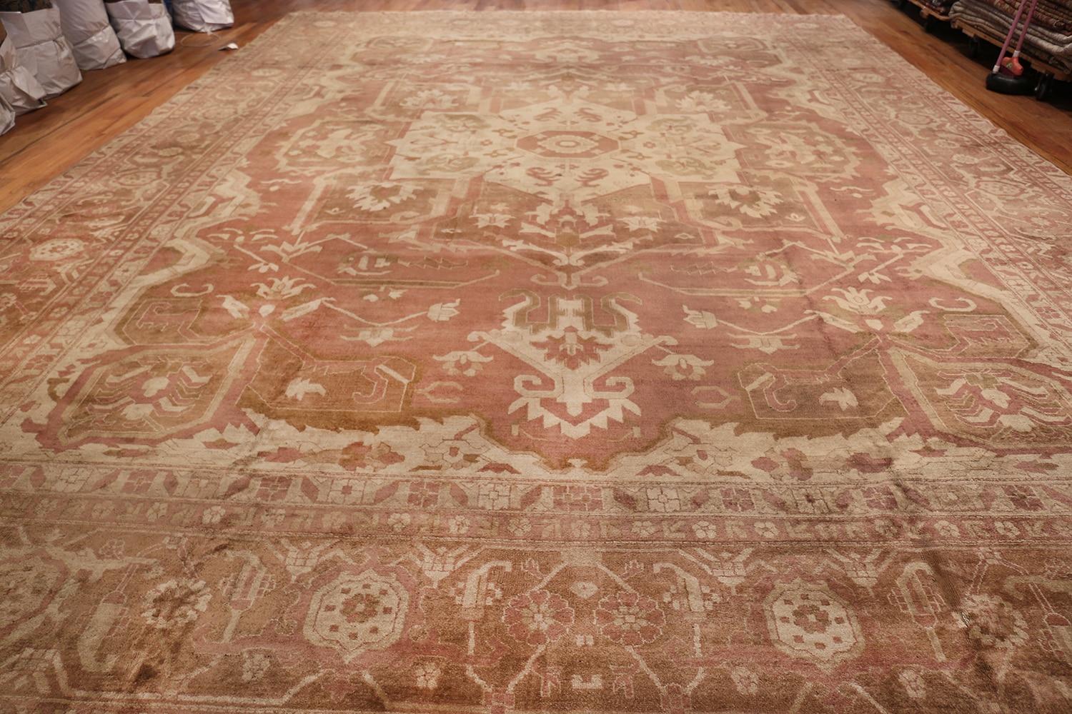 Large size antique Indian Amritsar rug, Country Of Origin: India, circa 1900 – Size: 14 ft 5 in x 18 ft 8 in (4.39 m x 5.69 m)

A large size classic Persian Heriz or Serapi rug design provides the point of departure for this elegant and reserved