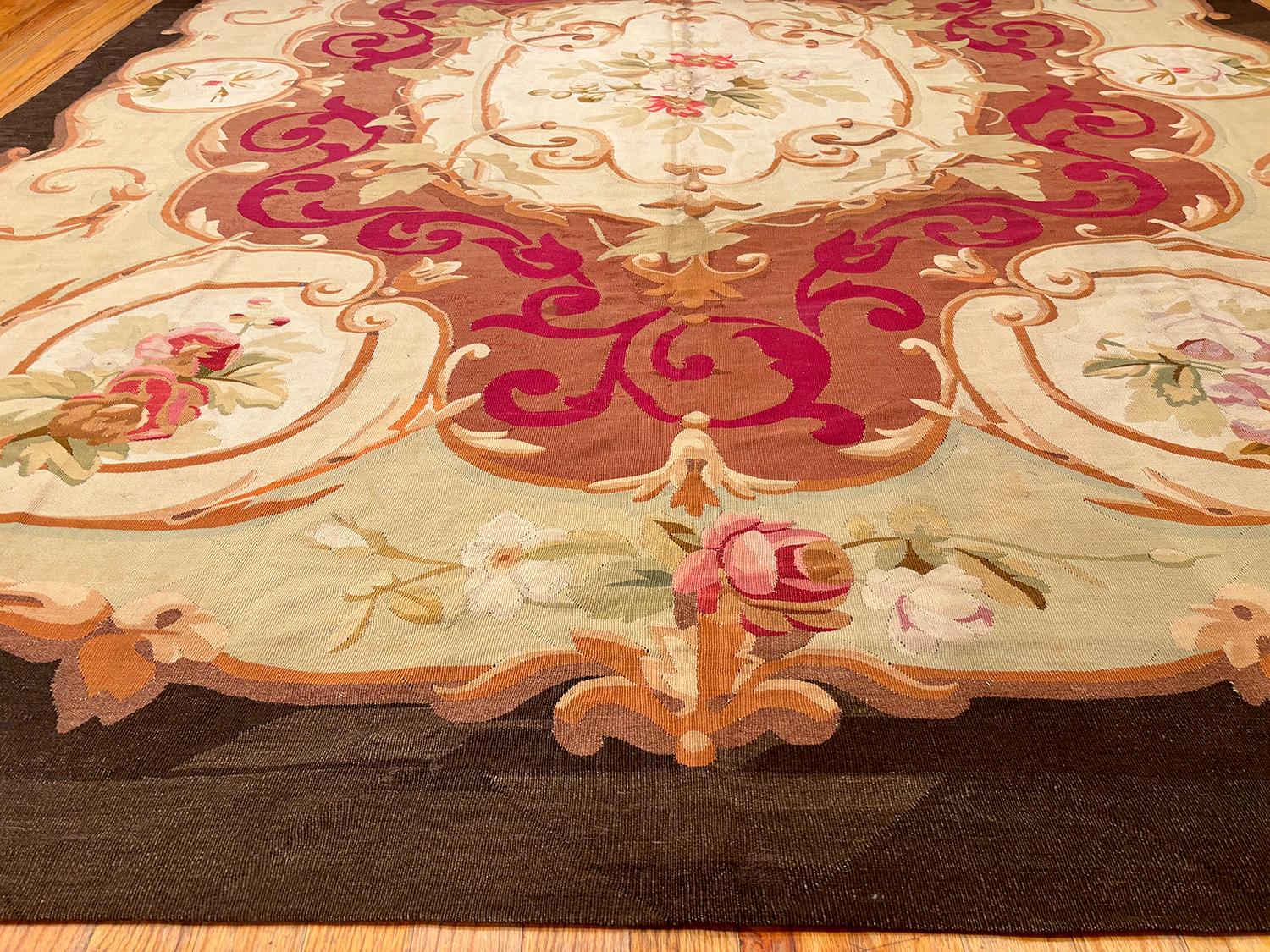 Nazmiyal Collection Antike Aubusson Teppich 9 ft 8 in x 12 ft 7 in (Französisch) im Angebot