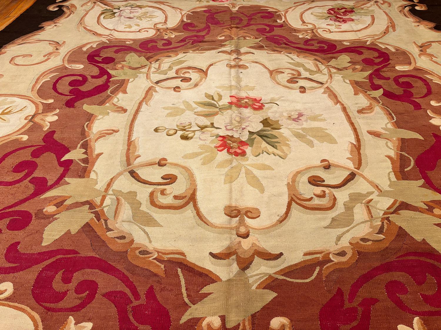 Nazmiyal Collection Antike Aubusson Teppich 9 ft 8 in x 12 ft 7 in (Handgeknüpft) im Angebot