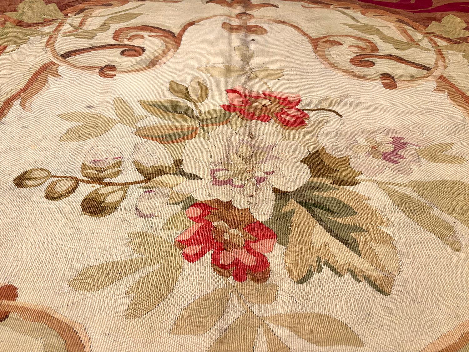 Nazmiyal Collection Antike Aubusson Teppich 9 ft 8 in x 12 ft 7 in im Zustand „Gut“ im Angebot in New York, NY