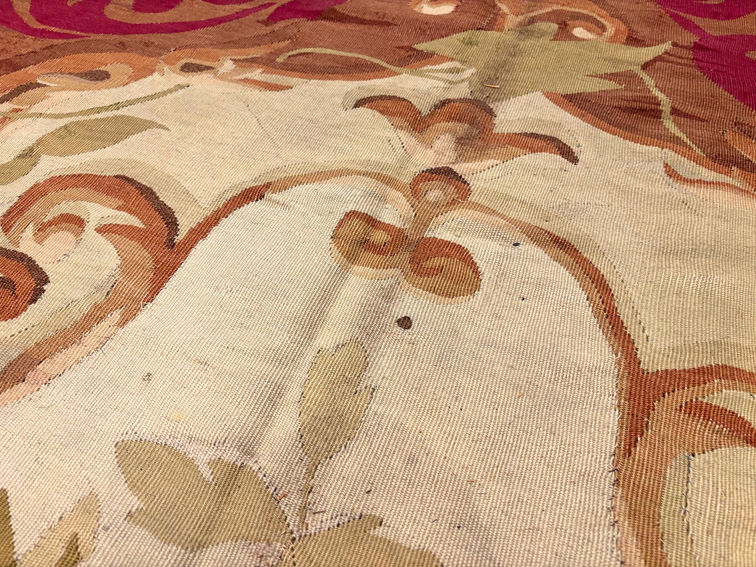 Nazmiyal Collection Antike Aubusson Teppich 9 ft 8 in x 12 ft 7 in (19. Jahrhundert) im Angebot