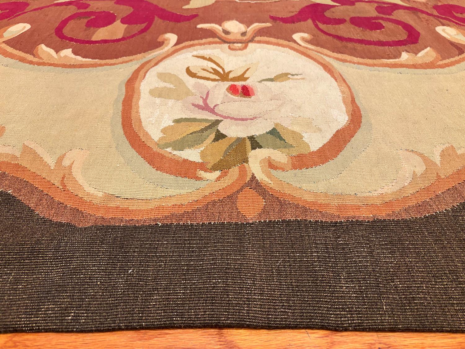 Nazmiyal Collection Antike Aubusson Teppich 9 ft 8 in x 12 ft 7 in (Wolle) im Angebot