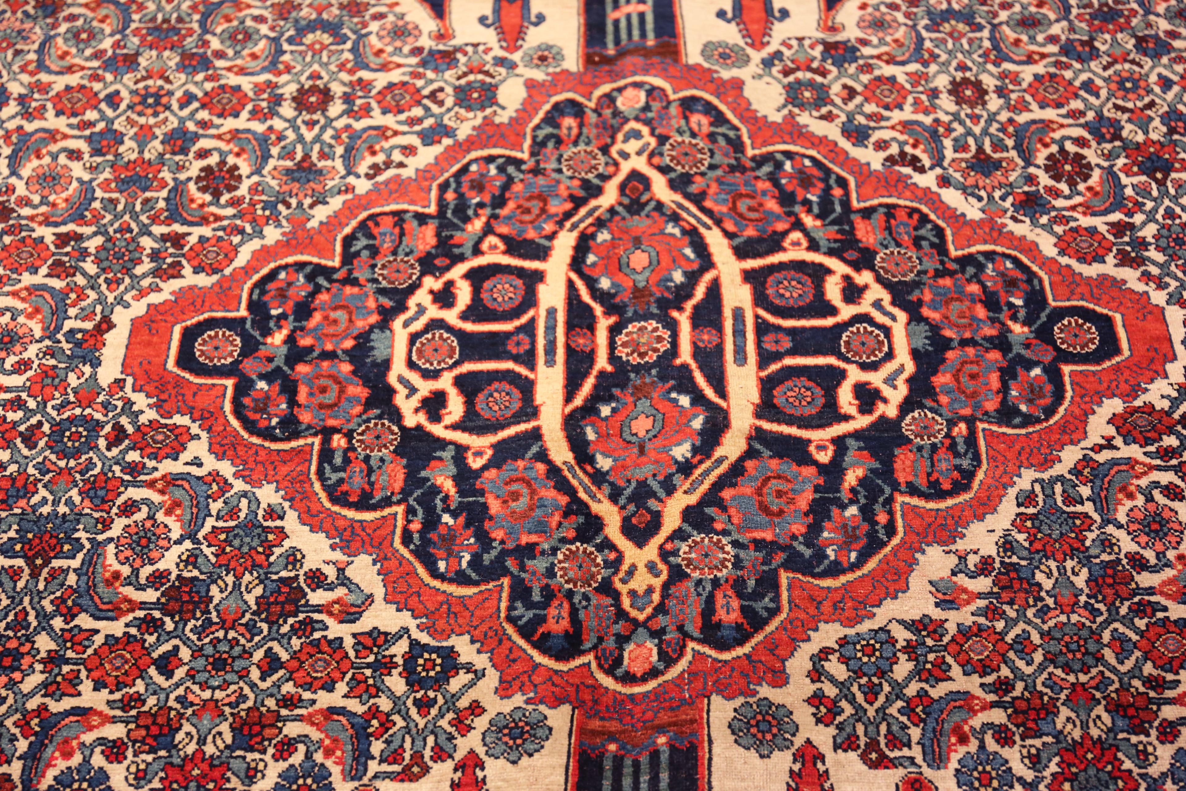 Nazmiyal Collection Antike Bidjar Teppich 9 ft 4 in x 14 ft 6 in (Heriz Serapi) im Angebot
