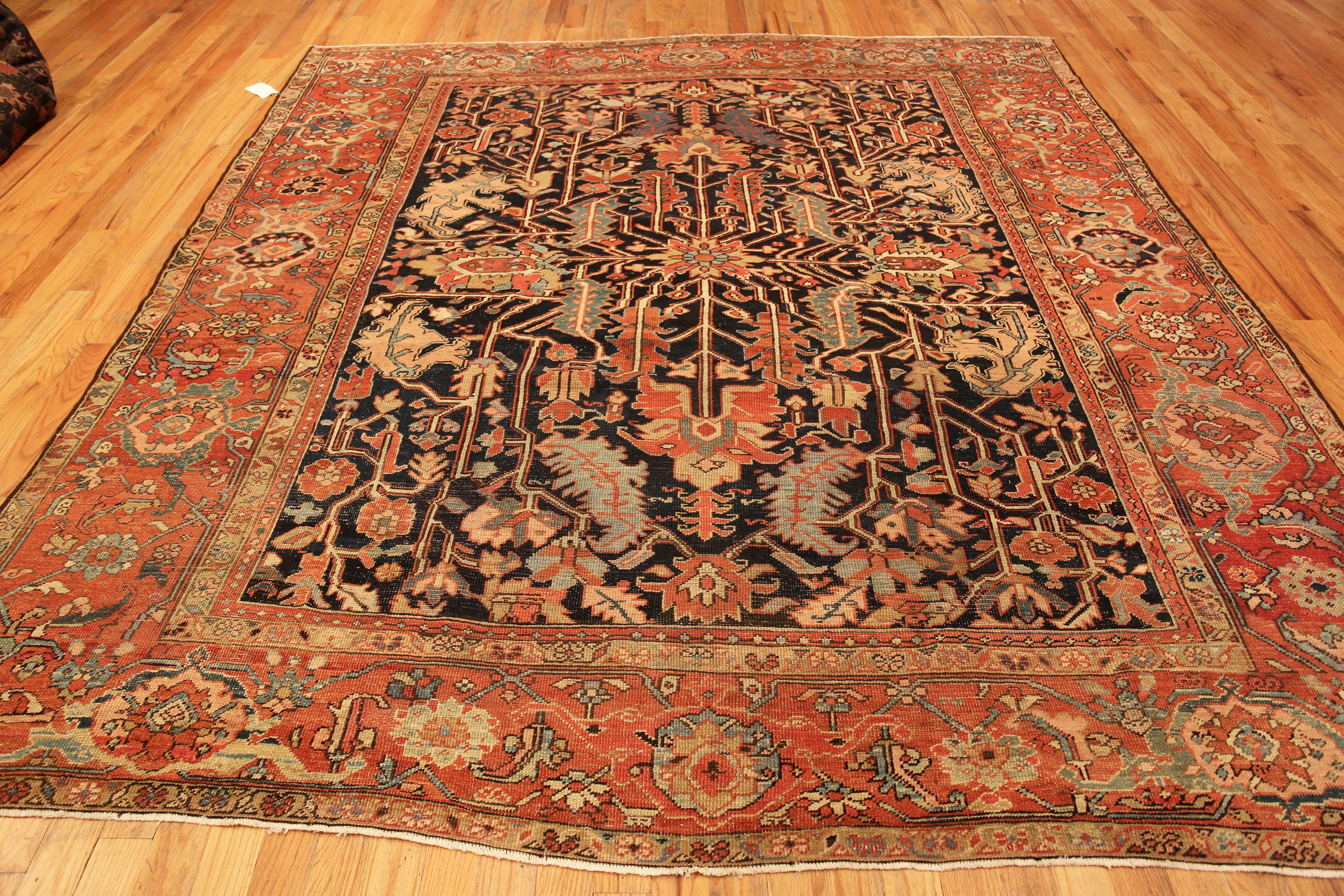 Ancien tapis persan bleu Heriz, Pays d'origine : Perse, Circa date : 1900. Taille : 9 ft 4 in x 10 ft 4 in (2,84 m x 3,15 m)