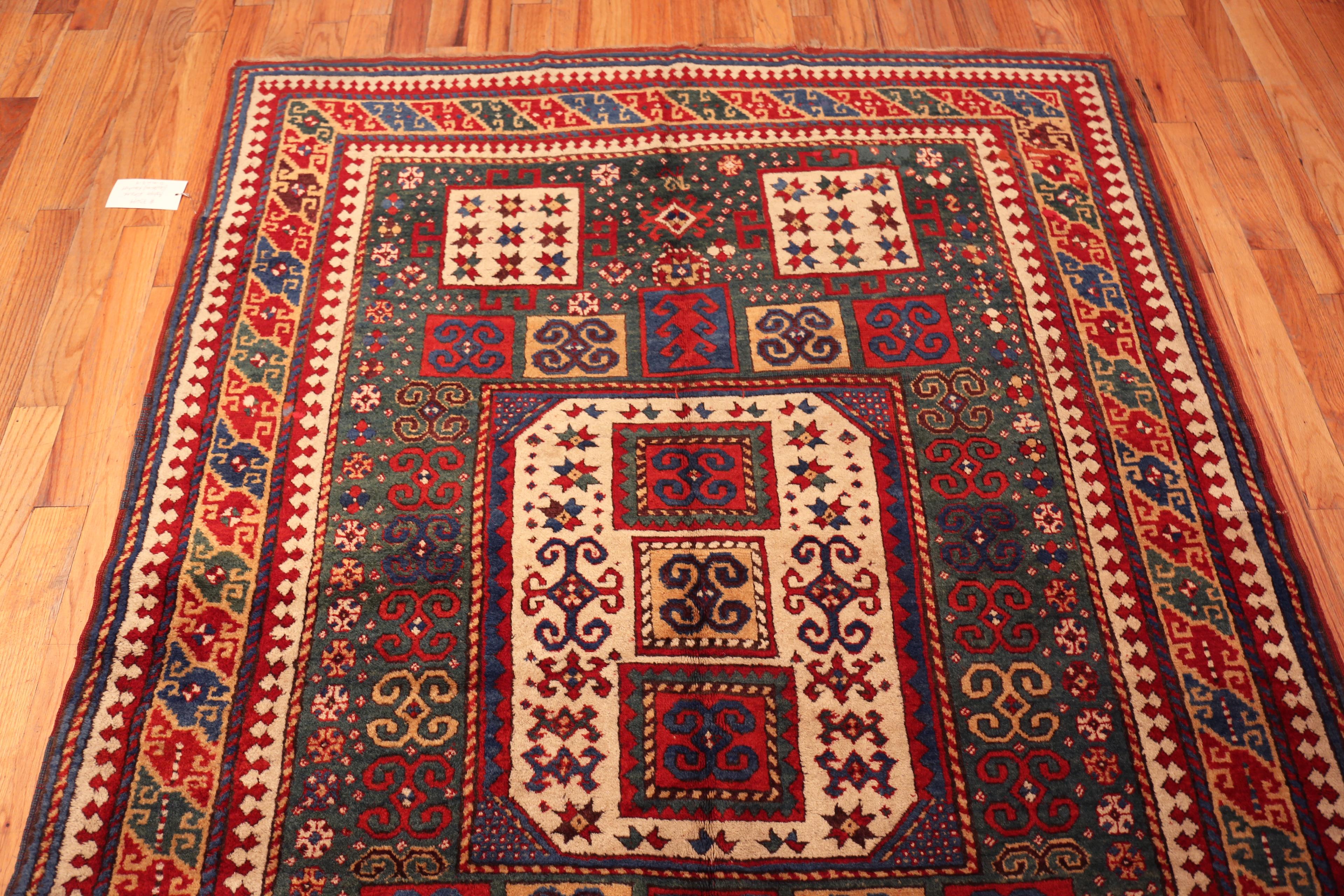 Nazmiyal Collection Antike kaukasischen Karachopf Kazak Teppich 5 ft 8 in x 7 ft 4 in (Kasachisch) im Angebot