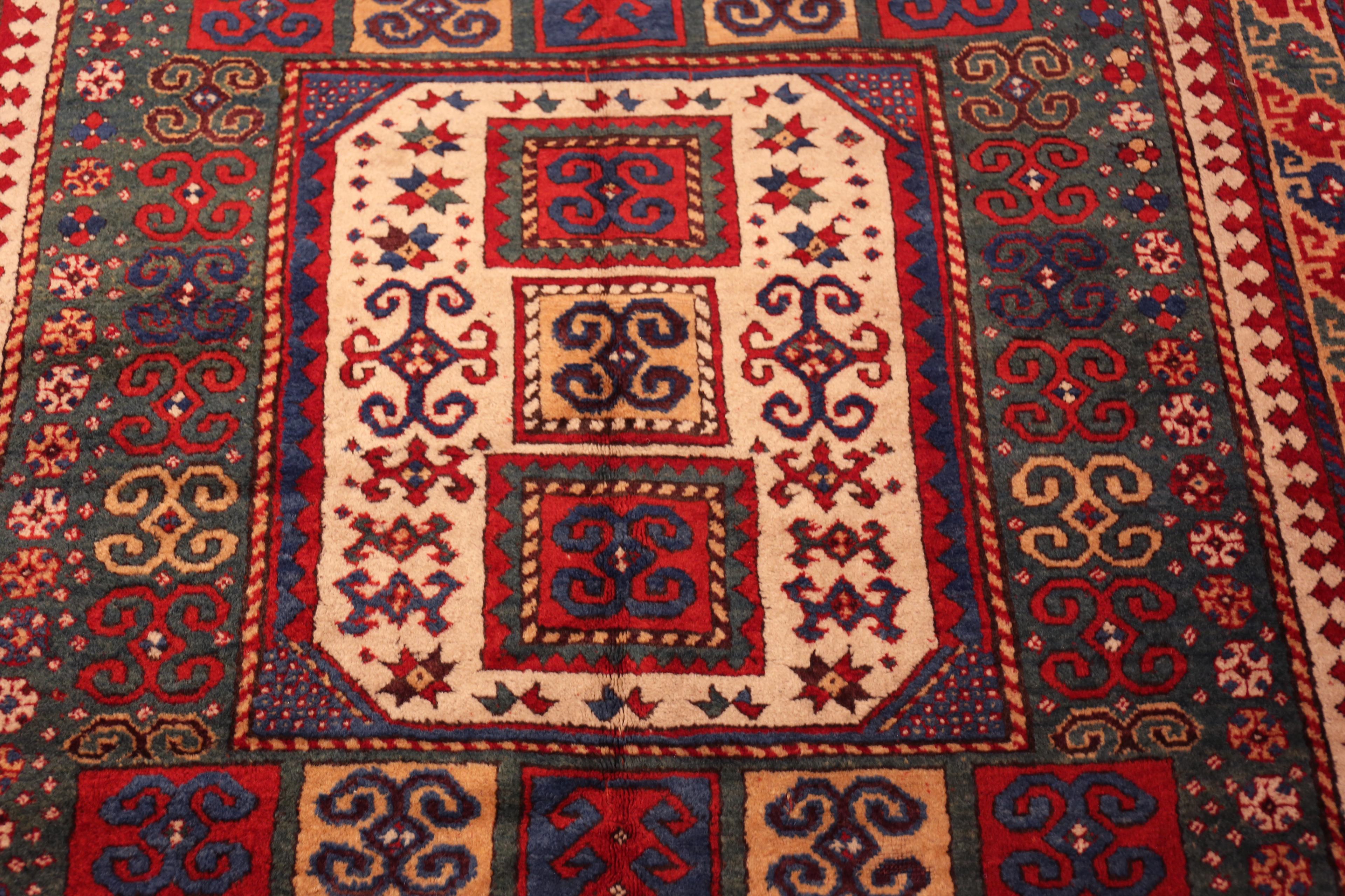 Nazmiyal Collection Antike kaukasischen Karachopf Kazak Teppich 5 ft 8 in x 7 ft 4 in (Kaukasisch) im Angebot