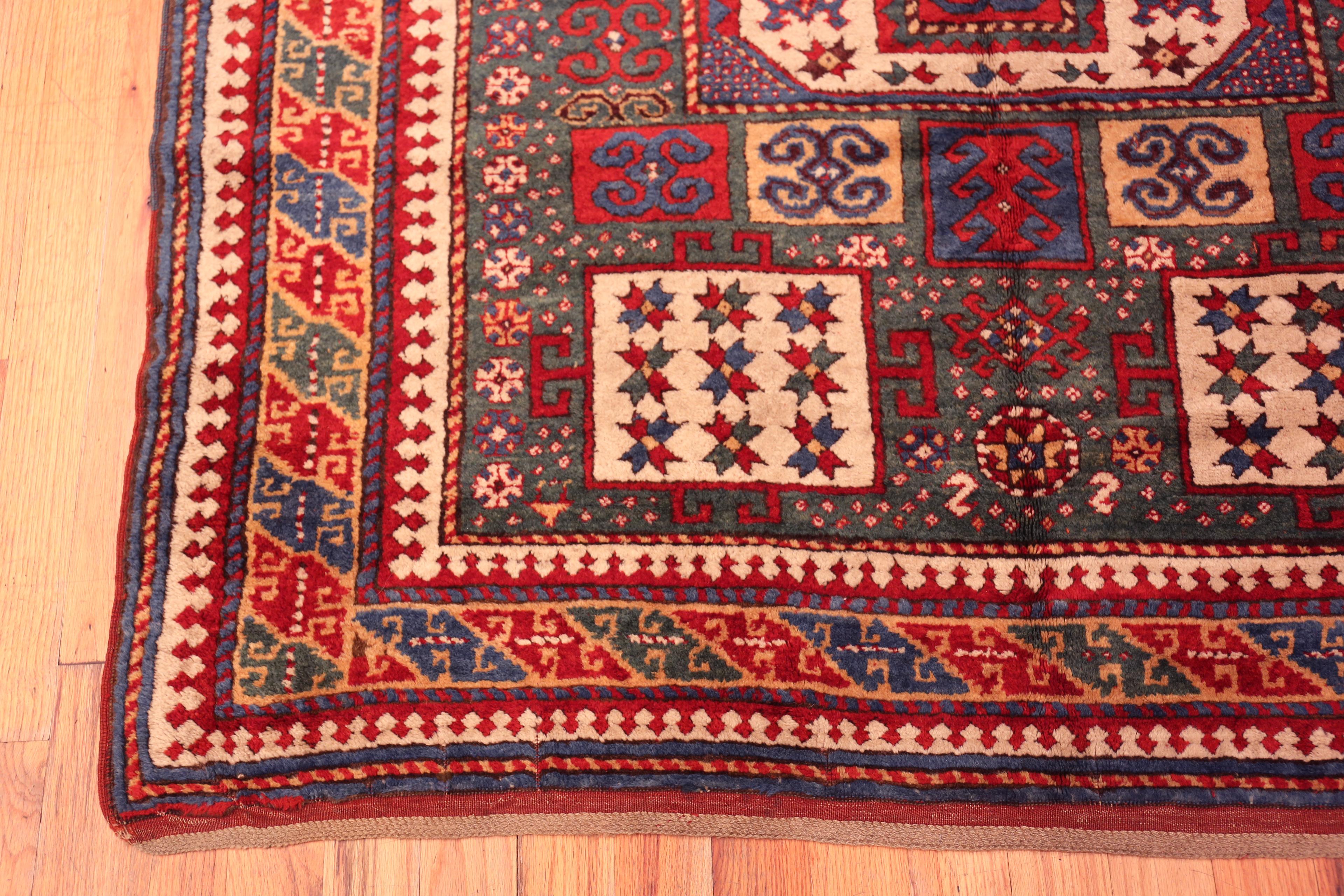 Nazmiyal Collection Antike kaukasischen Karachopf Kazak Teppich 5 ft 8 in x 7 ft 4 in (Handgeknüpft) im Angebot