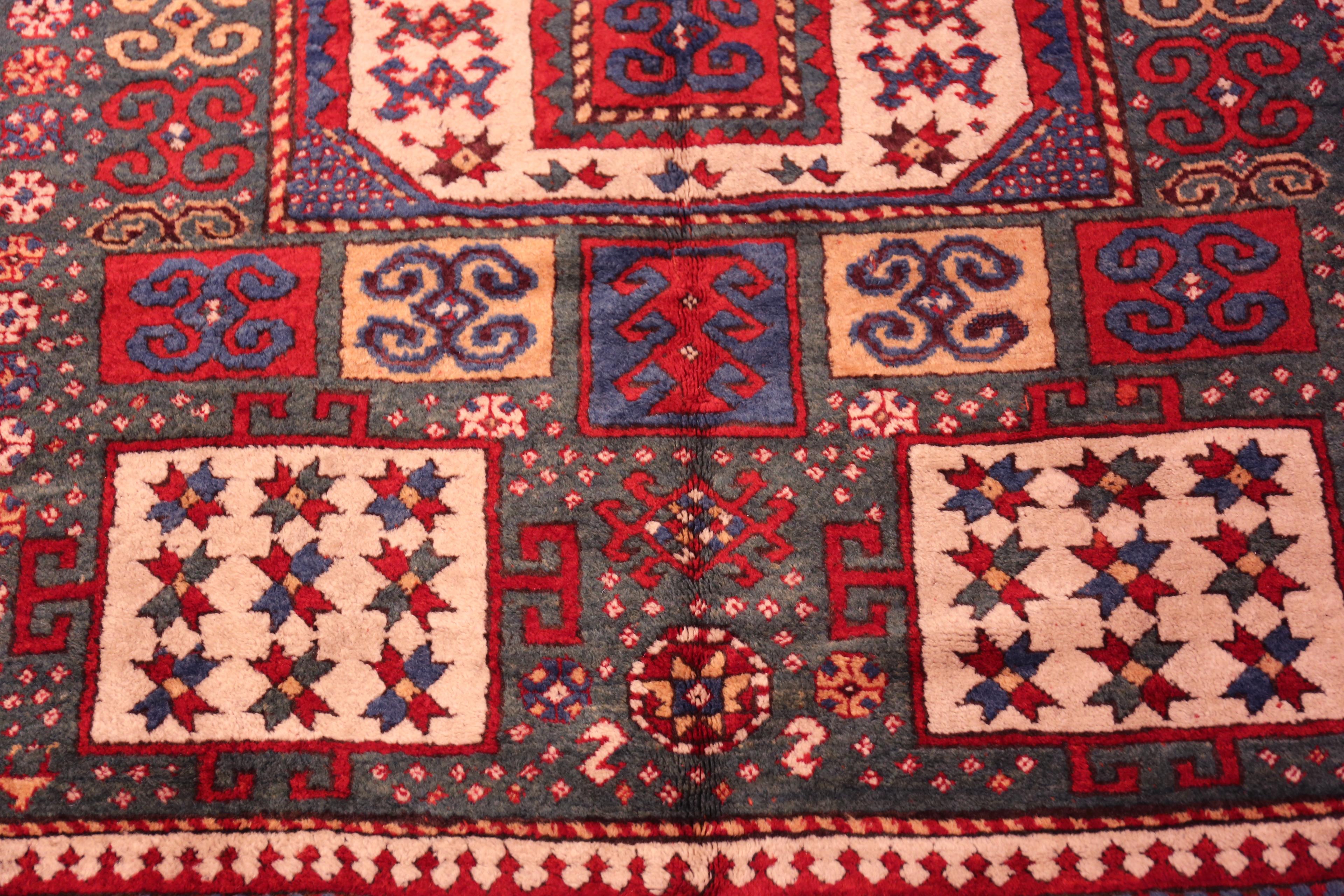 Nazmiyal Collection Antike kaukasischen Karachopf Kazak Teppich 5 ft 8 in x 7 ft 4 in (19. Jahrhundert) im Angebot