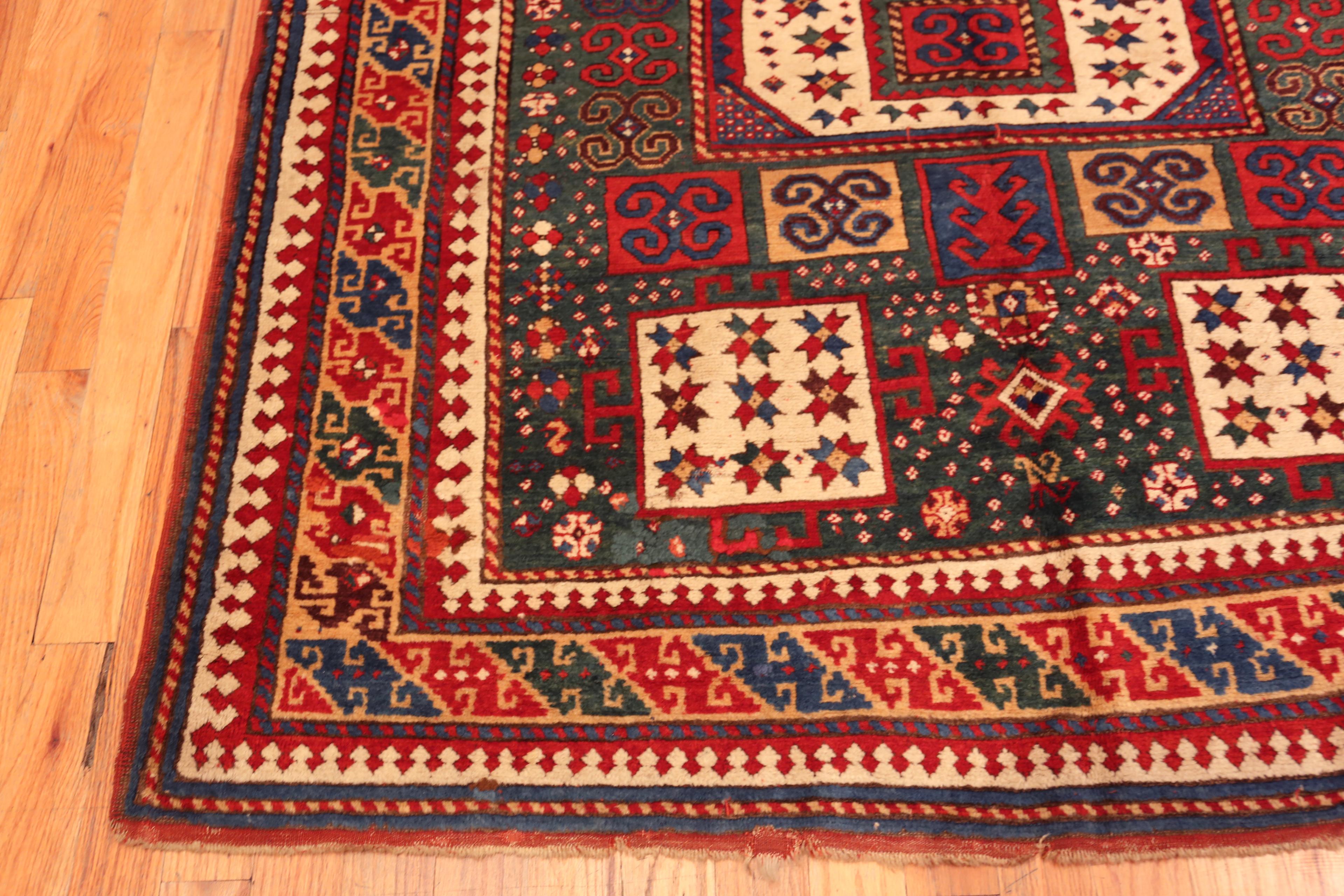 Nazmiyal Collection Antike kaukasischen Karachopf Kazak Teppich 5 ft 8 in x 7 ft 4 in im Angebot 1