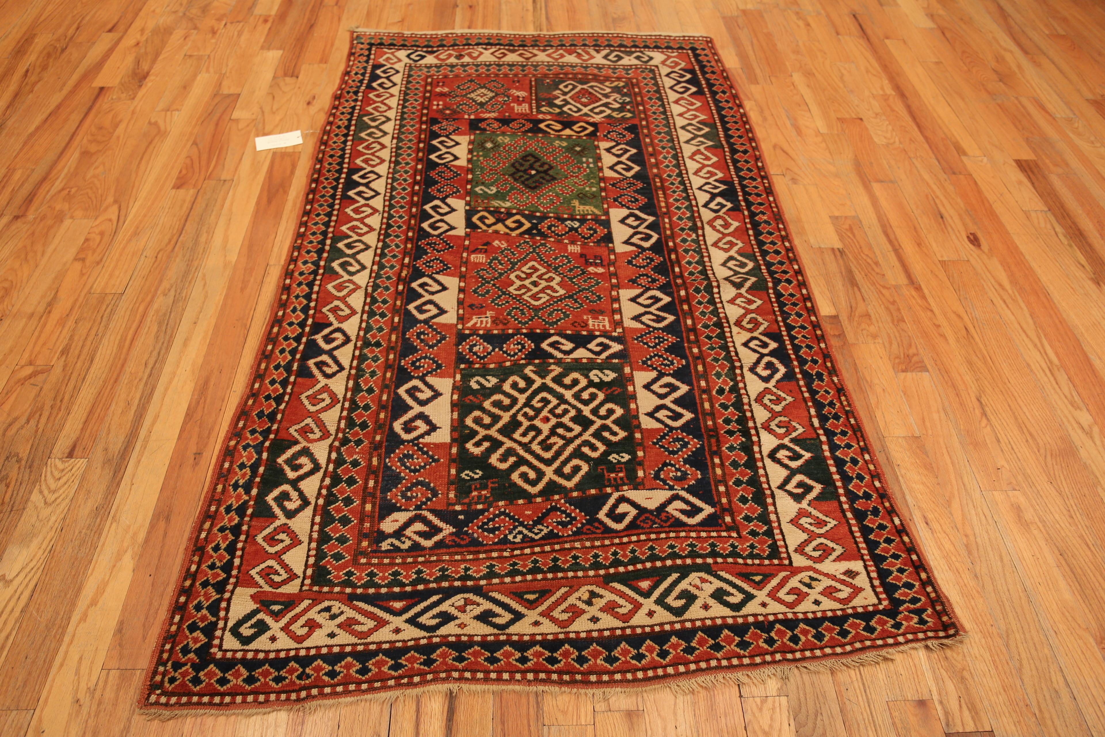 Tappeto antico kazako, Paese d'origine: Tappeto caucasico, Data di produzione: 1900. Dimensioni: 4 ft 4 in x 7 ft 6 in (1,32 m x 2,29 m)