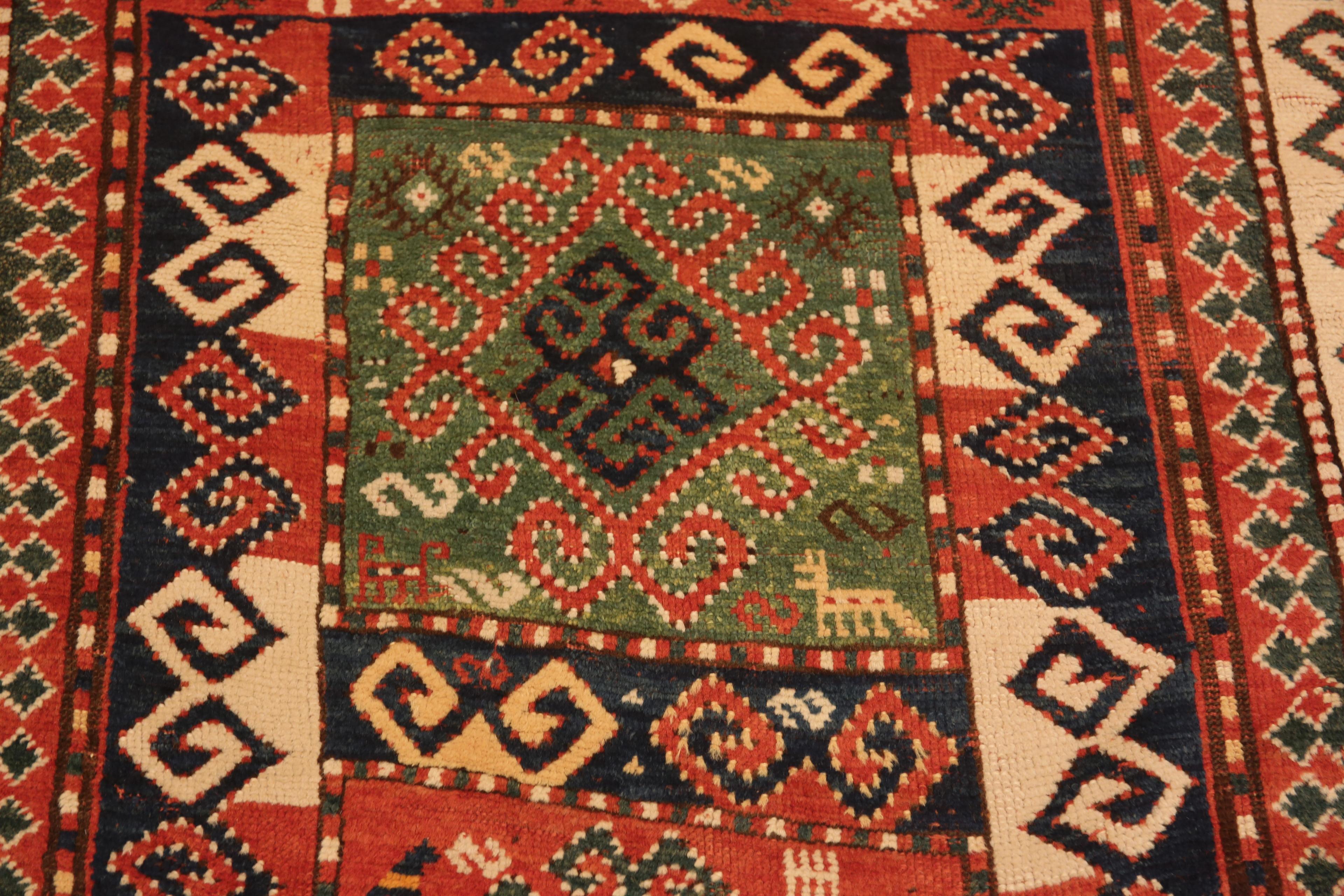 Annodato a mano Tappeto antico caucasico Kazak. 4 ft 4 in x 7 ft 6 in in vendita