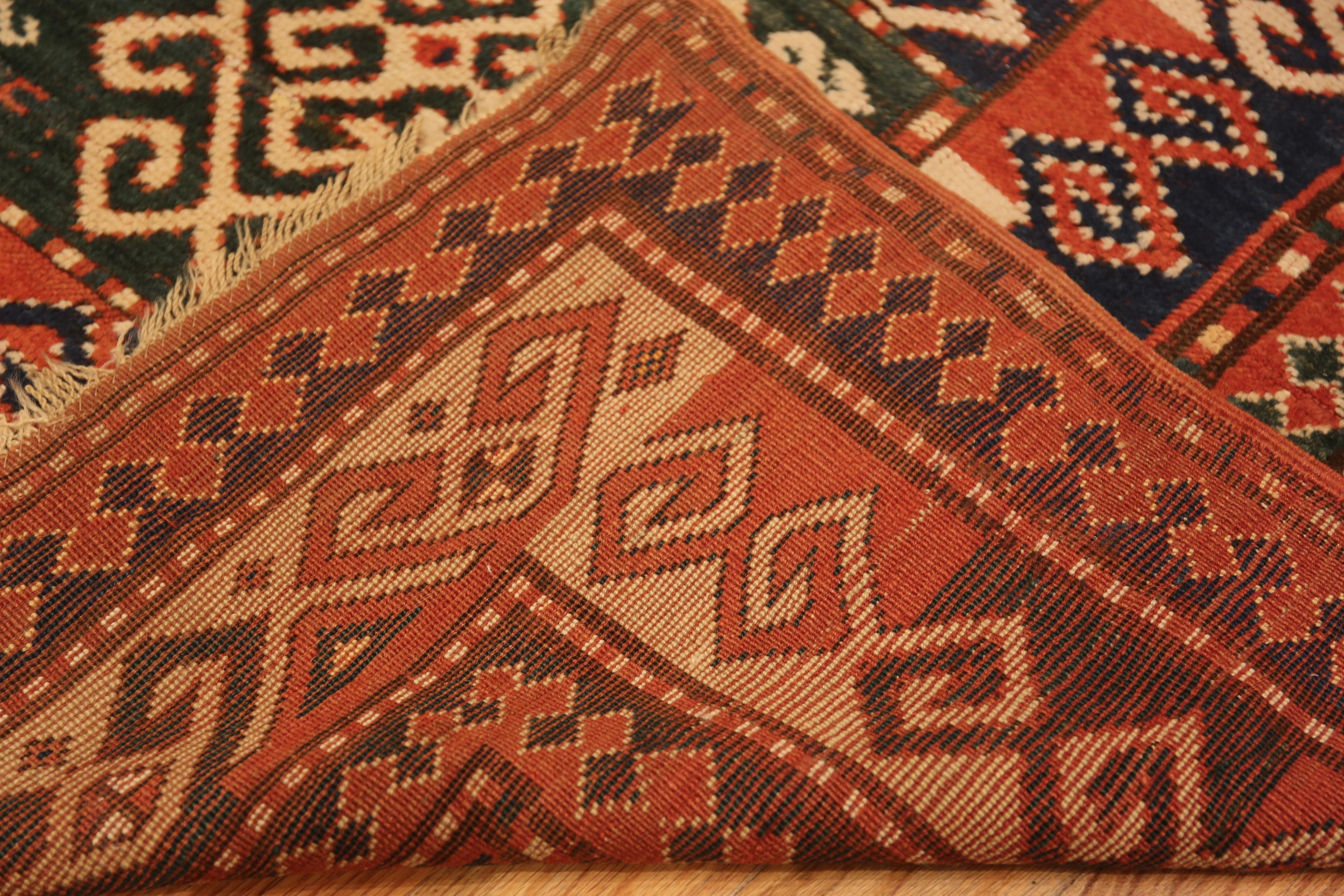 XX secolo Tappeto antico caucasico Kazak. 4 ft 4 in x 7 ft 6 in in vendita