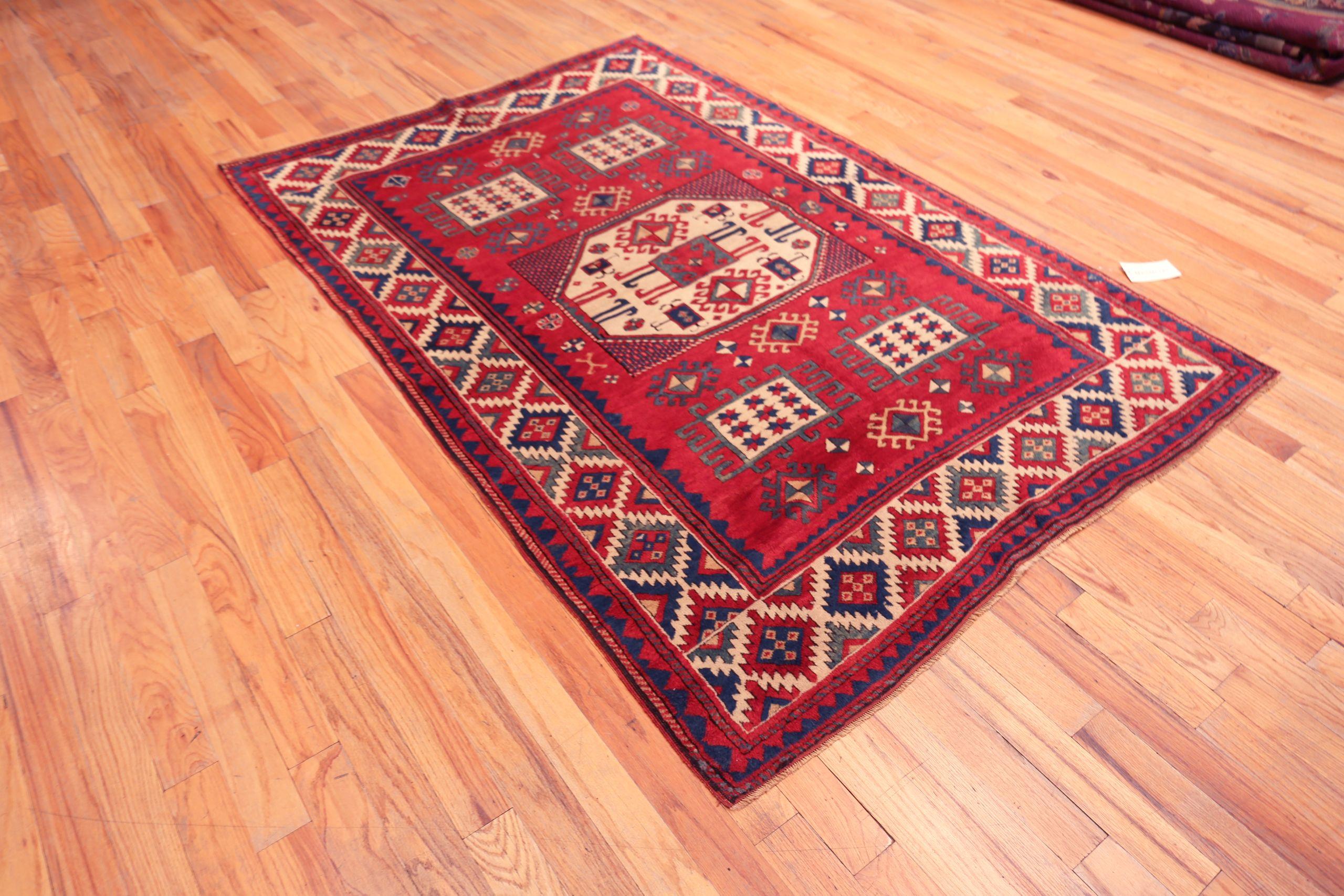 Charmanter roter kühner geometrischer antiker kaukasischer Kazak-Teppich, Herkunftsland: Kaukasus, CIRCA Datum: 1900