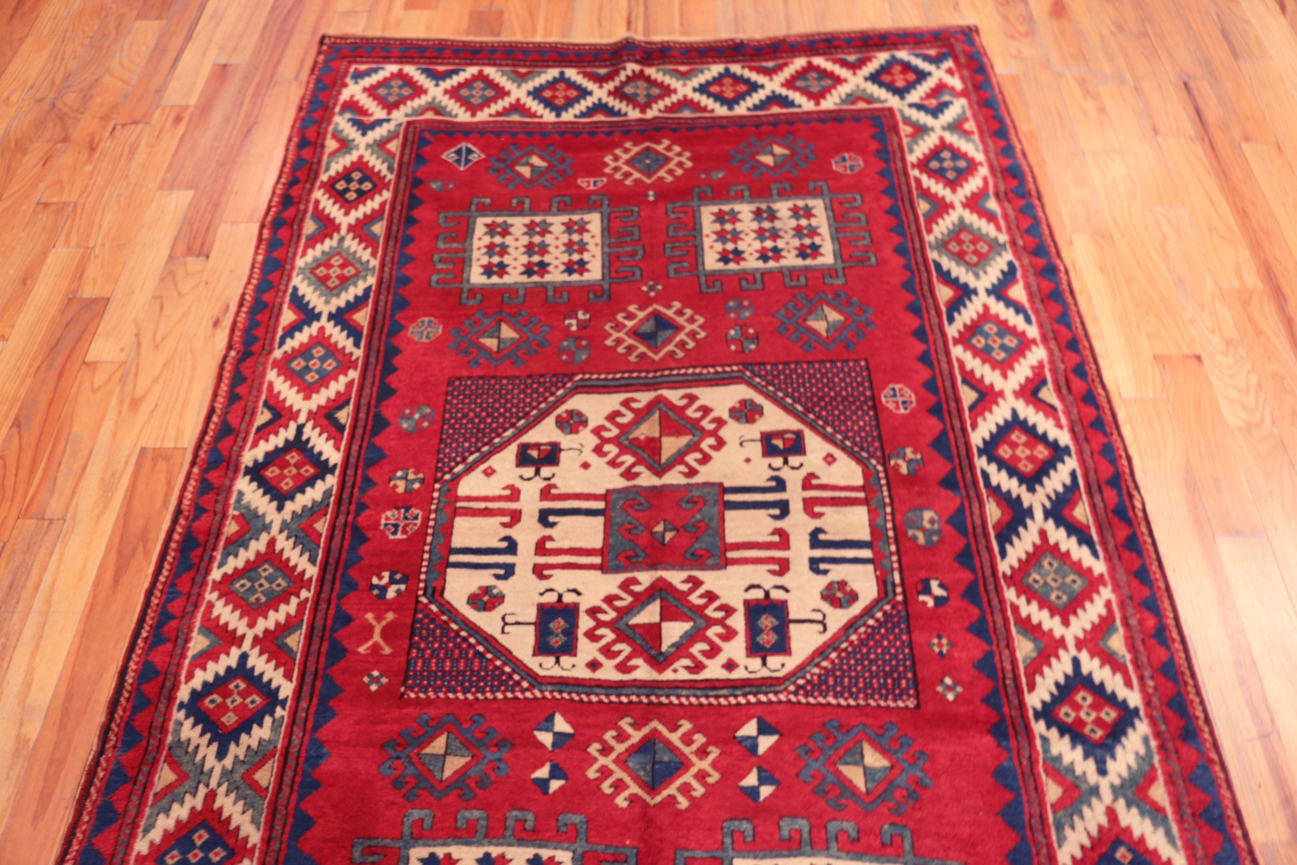 Nazmiyal Collection Antike kaukasischen Kazak Teppich 5 ft x 7 ft 7 in (Kasachisch) im Angebot