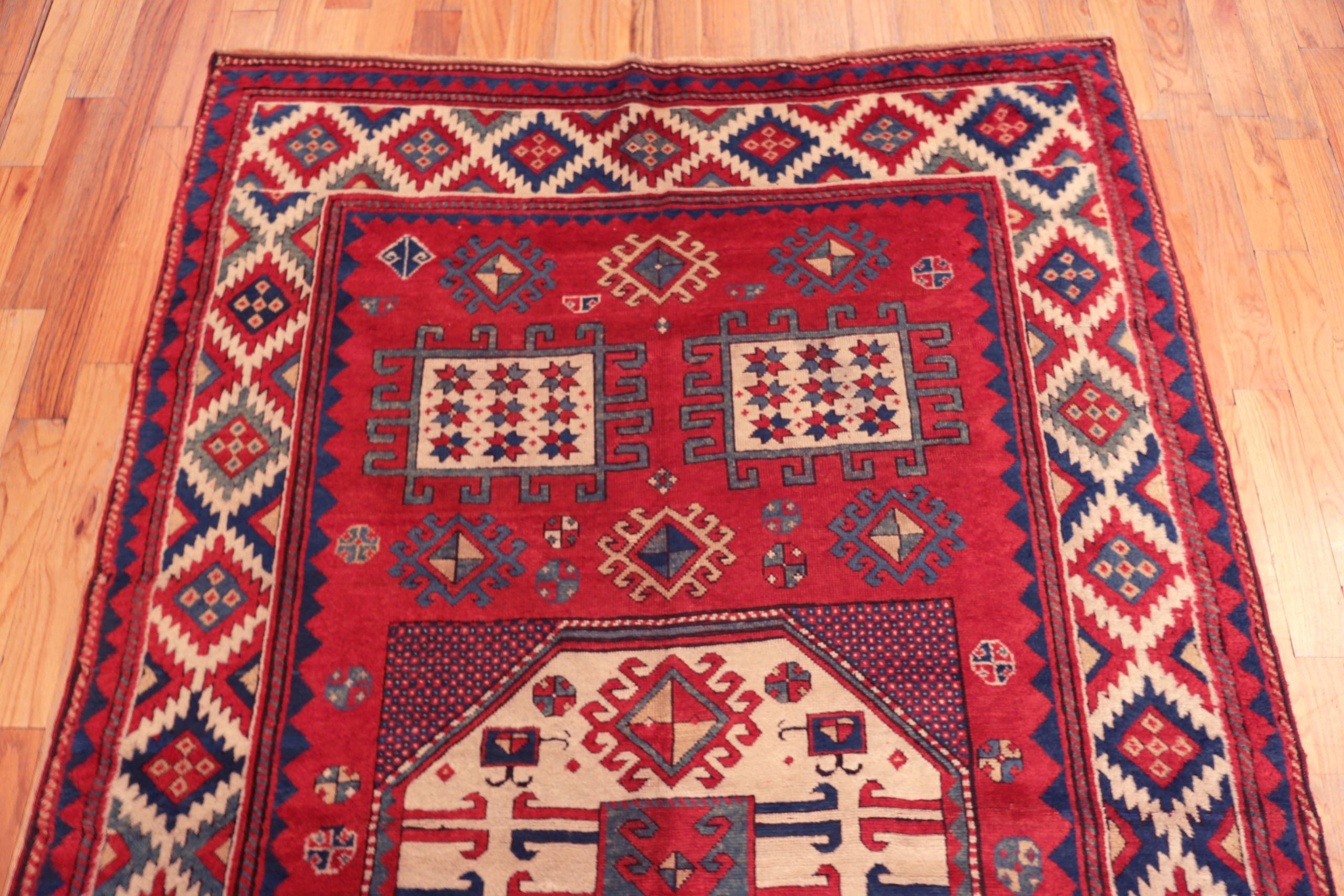 Nazmiyal Collection Antike kaukasischen Kazak Teppich 5 ft x 7 ft 7 in (Kaukasisch) im Angebot