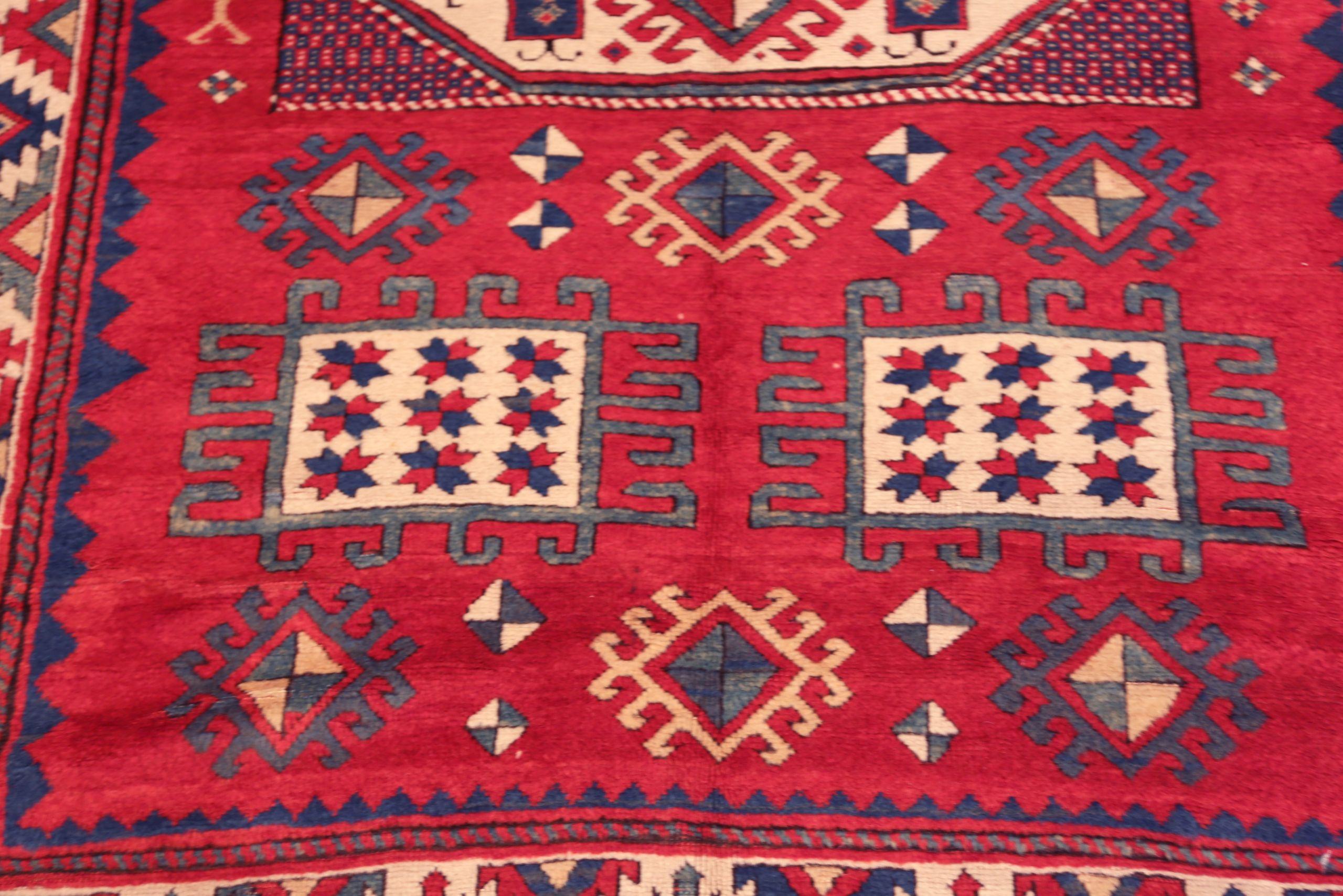 Nazmiyal Collection Antike kaukasischen Kazak Teppich 5 ft x 7 ft 7 in (Handgeknüpft) im Angebot