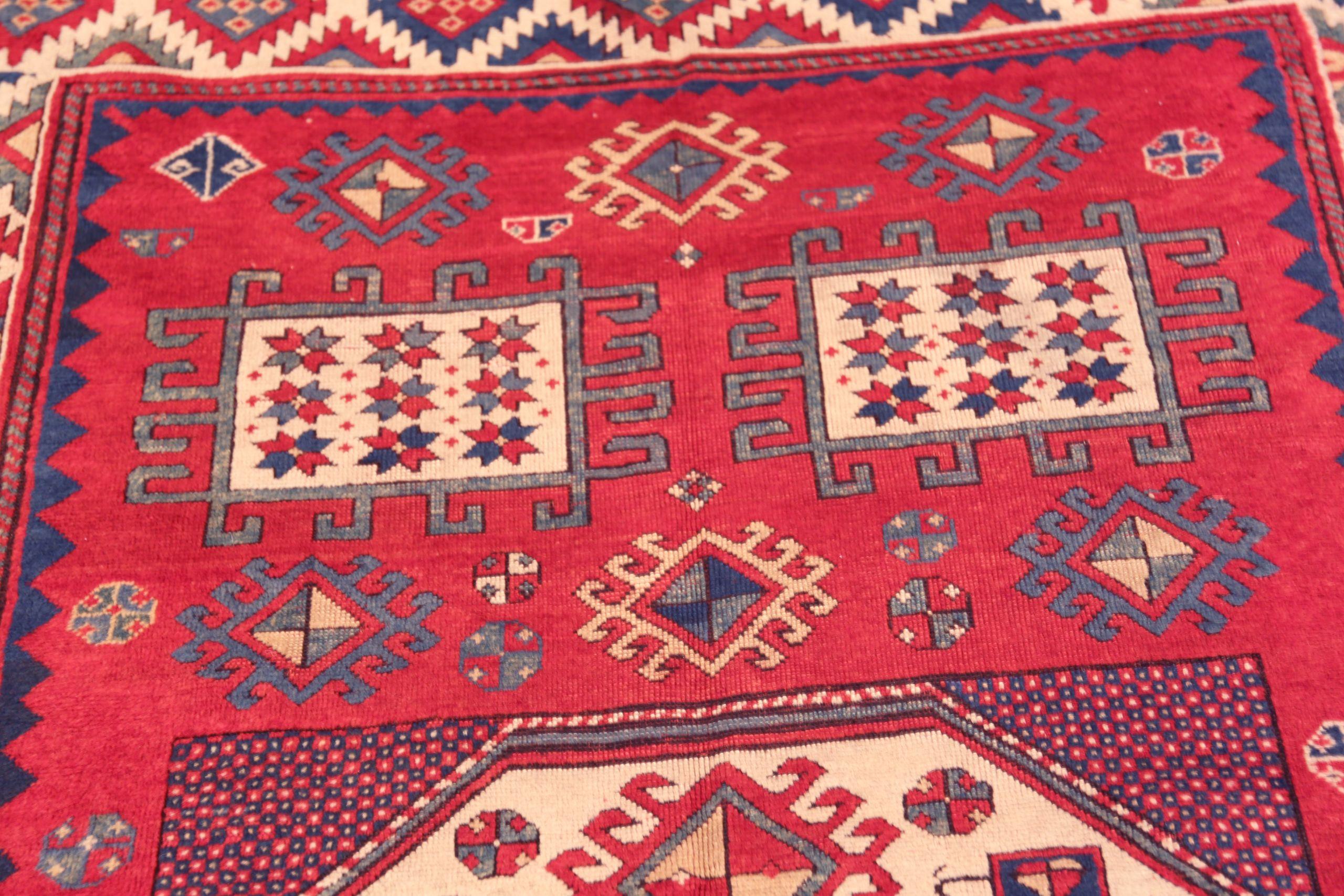 Nazmiyal Collection Antike kaukasischen Kazak Teppich 5 ft x 7 ft 7 in im Zustand „Gut“ im Angebot in New York, NY