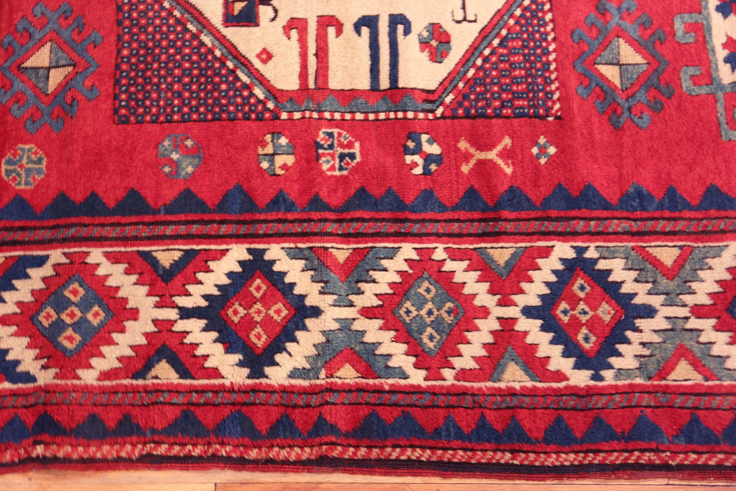 Nazmiyal Collection Antike kaukasischen Kazak Teppich 5 ft x 7 ft 7 in (20. Jahrhundert) im Angebot