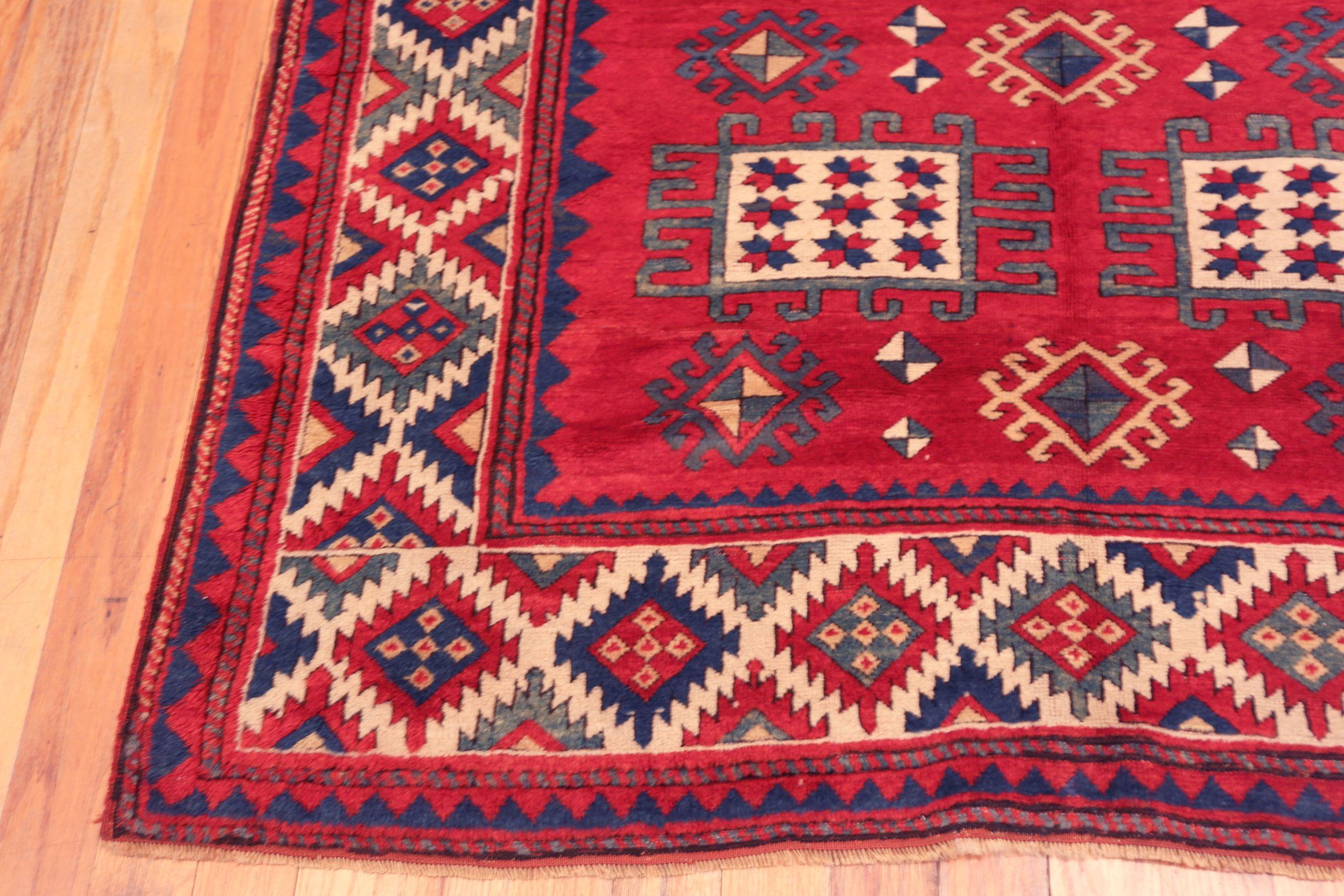 Nazmiyal Collection Antike kaukasischen Kazak Teppich 5 ft x 7 ft 7 in (Wolle) im Angebot