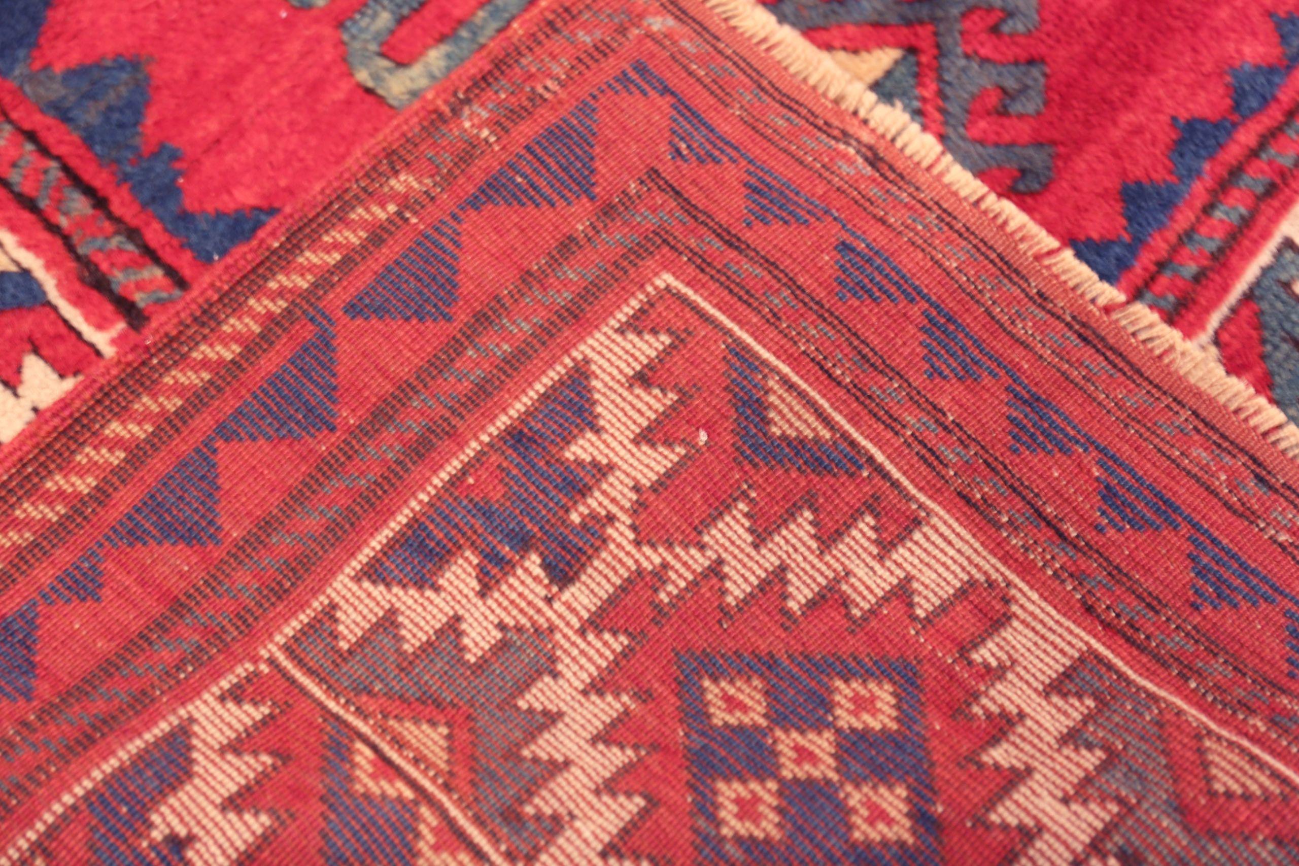 Nazmiyal Collection Antike kaukasischen Kazak Teppich 5 ft x 7 ft 7 in im Angebot 1