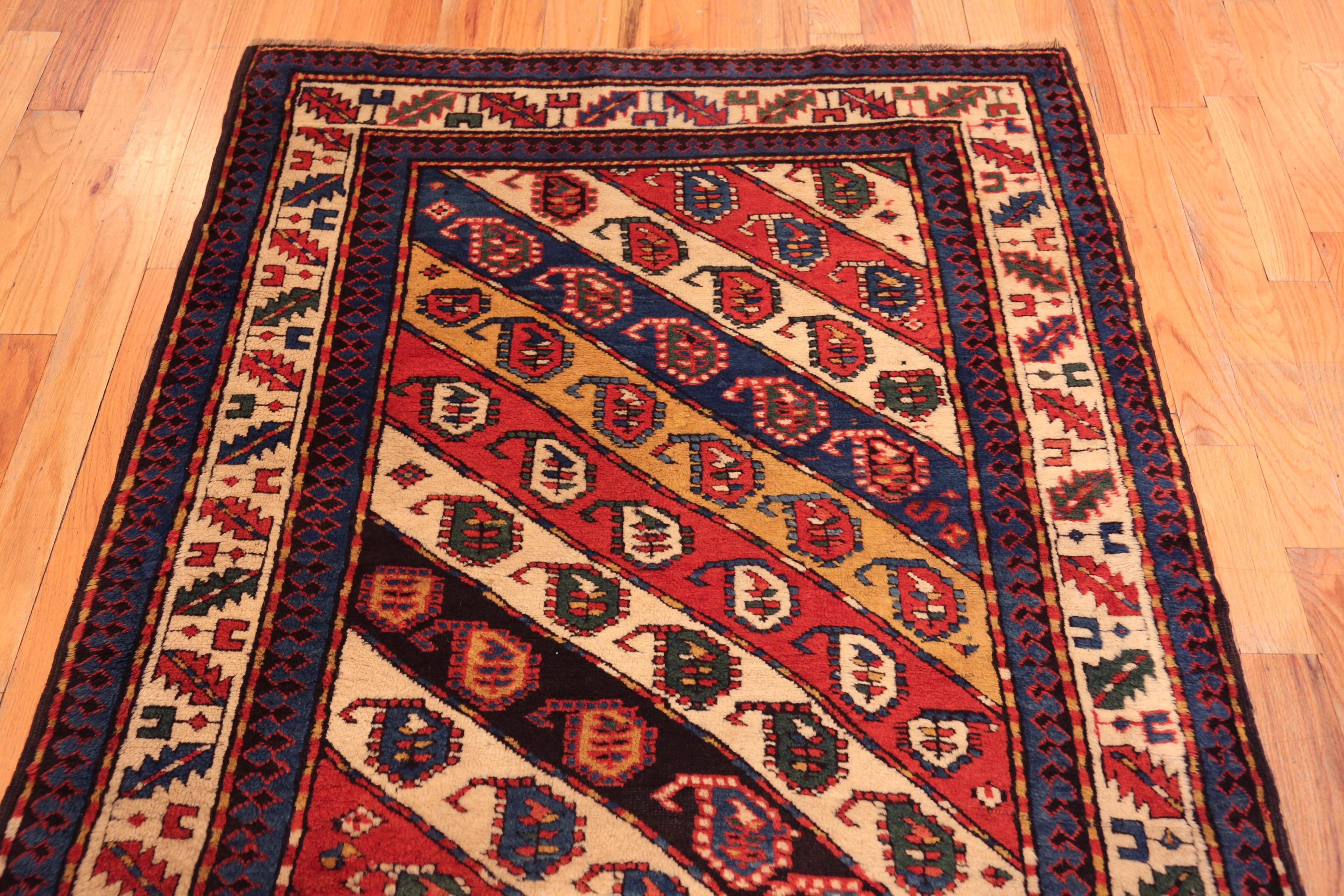 Antiker kaukasischer Kazak-Teppich mit diagonalen Paisley-Motiven und tribalem Charme, Herkunftsland: Kaukasus, CIRCA Datum: 1900

