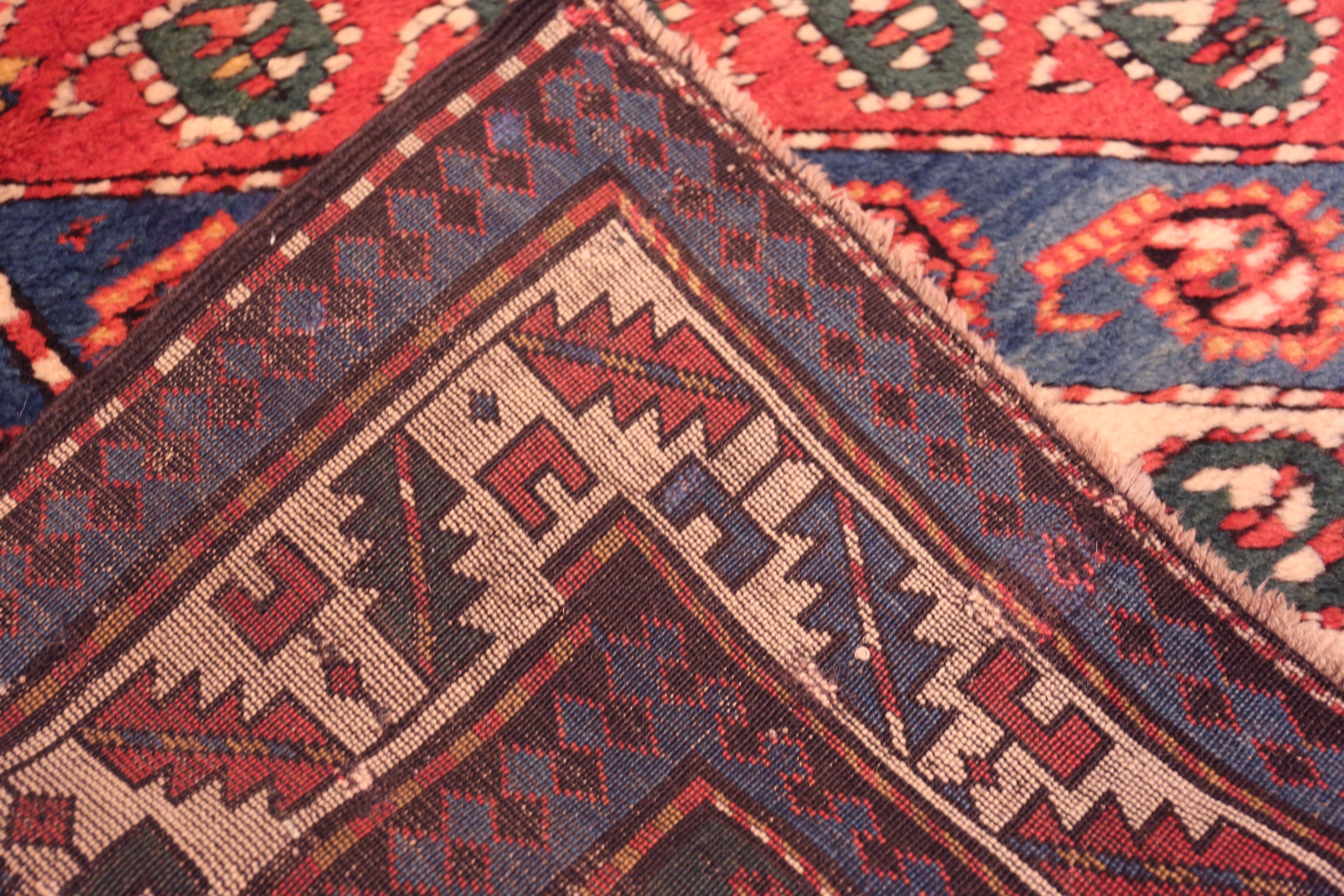 Nazmiyal Collection Antiker kaukasischer Kazak Teppich mit Motiven 4' 2