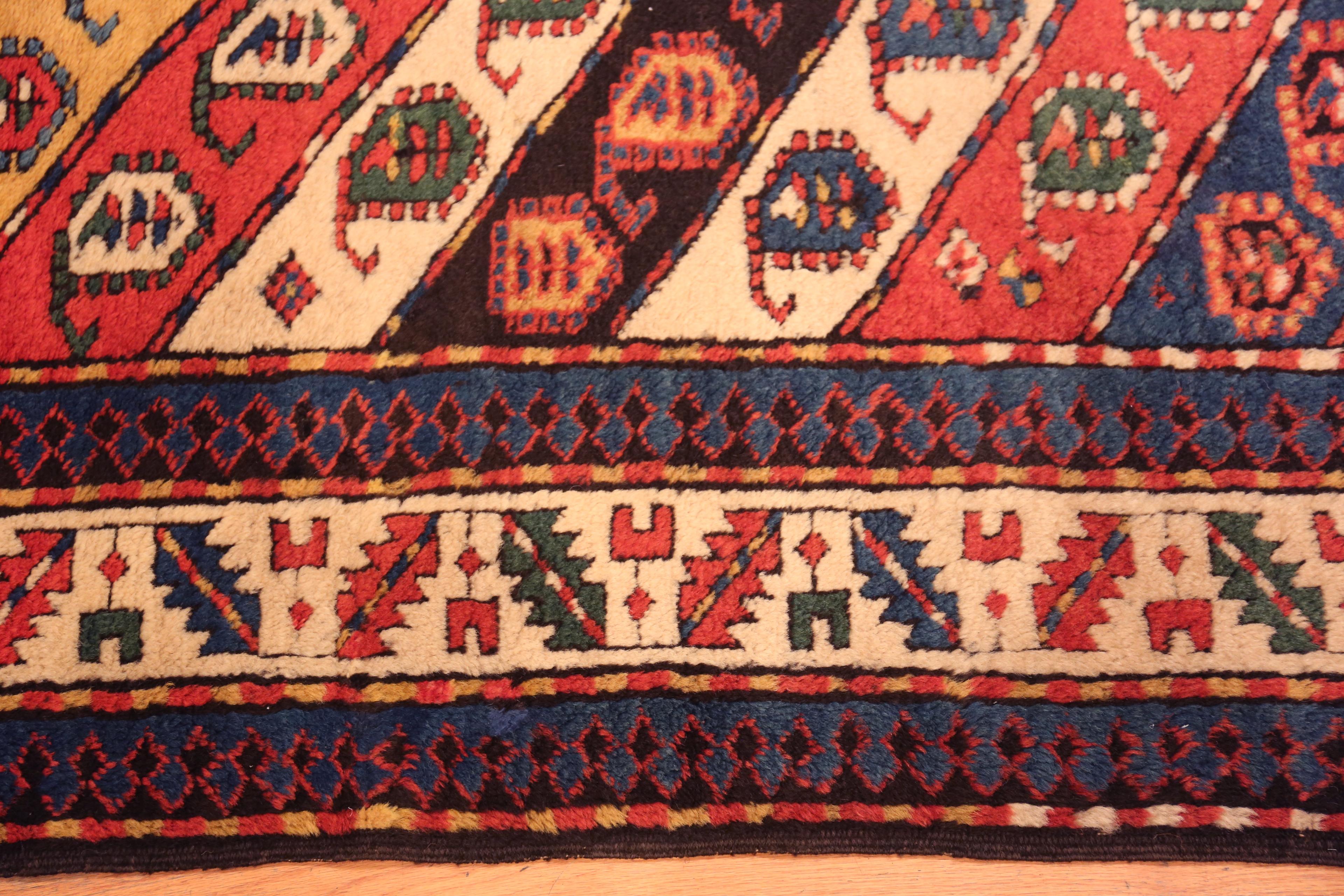 Nazmiyal Collection Antiker kaukasischer Kazak Teppich mit Motiven 4' 2