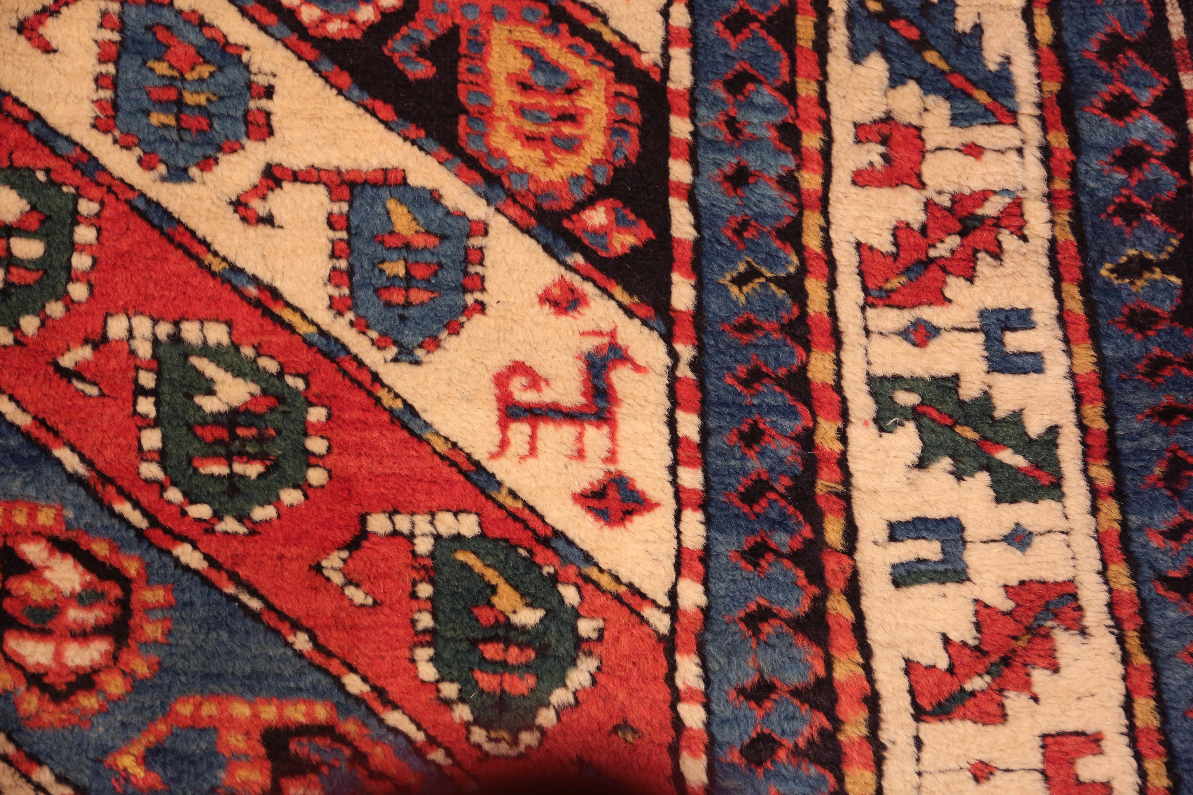 Nazmiyal Collection Antiker kaukasischer Kazak Teppich mit Motiven 4' 2