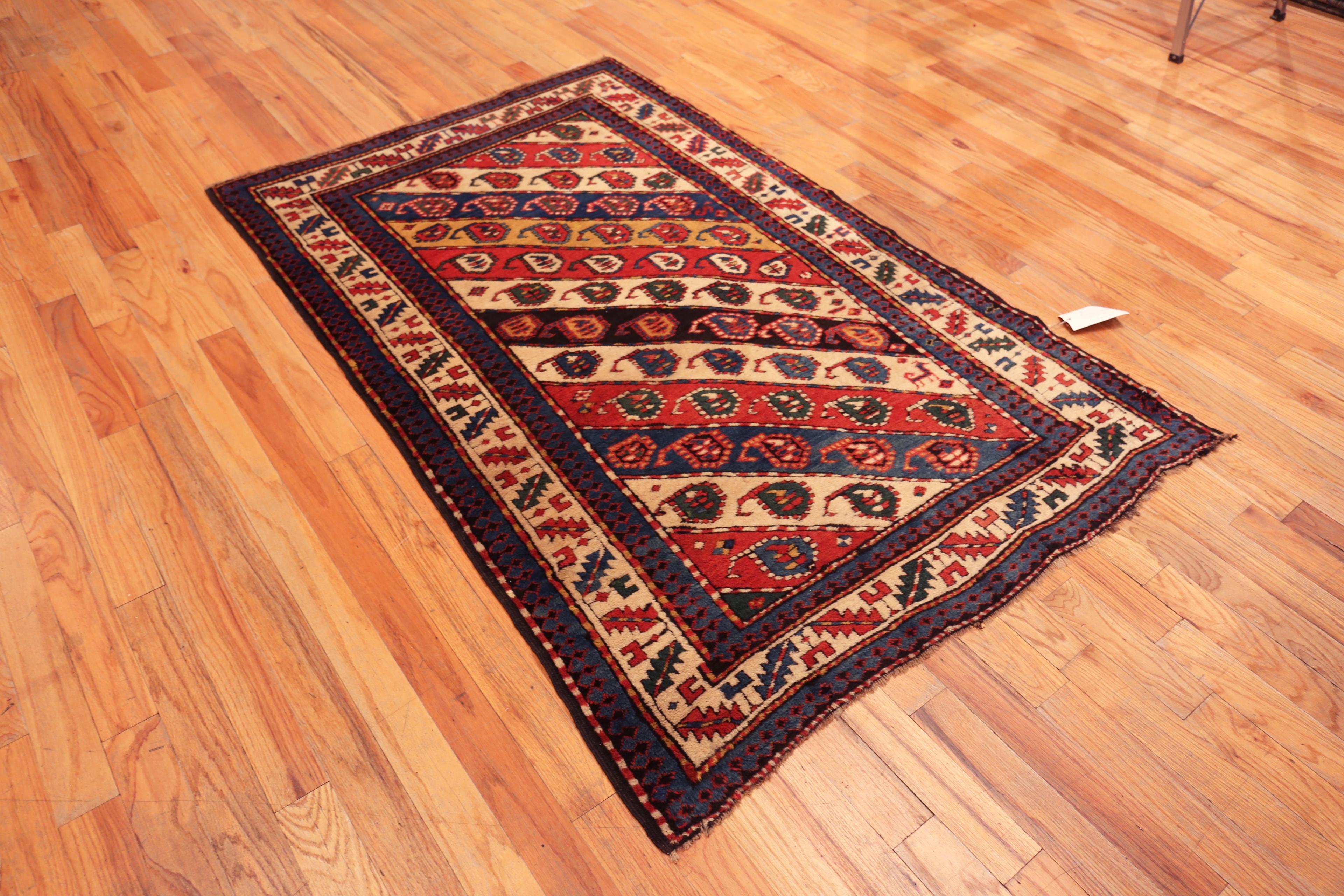 Nazmiyal Collection Antiker kaukasischer Kazak Teppich mit Motiven 4' 2