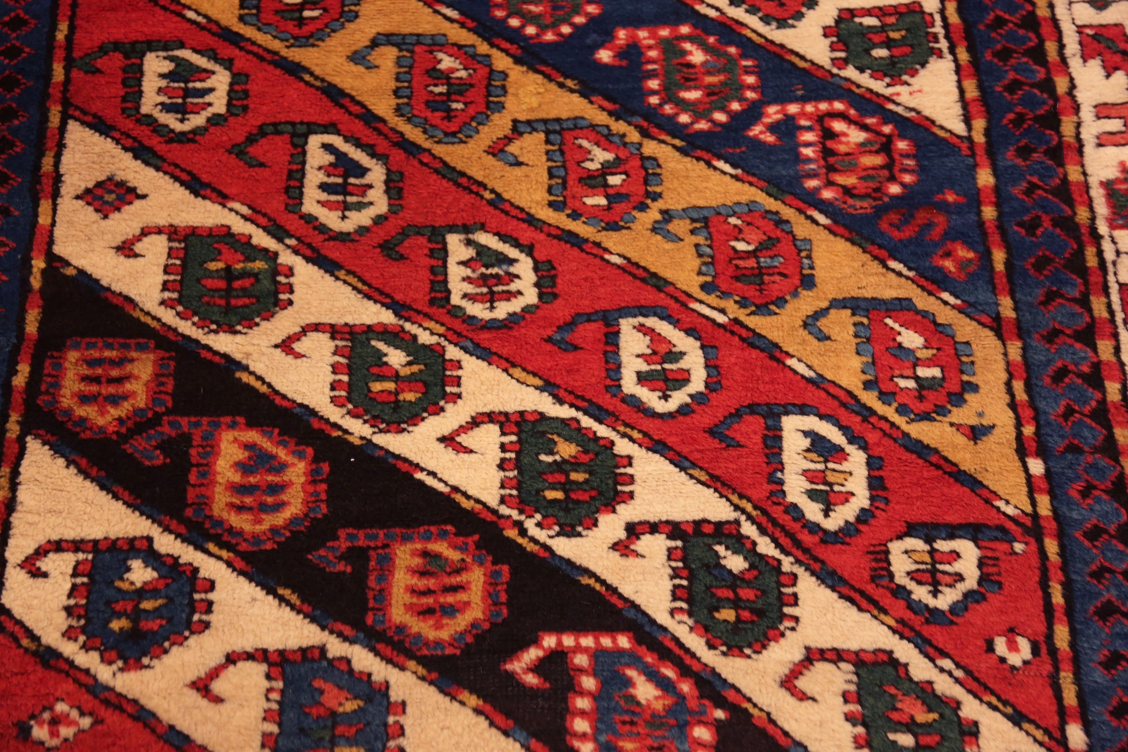 Nazmiyal Collection Antiker kaukasischer Kazak Teppich mit Motiven 4' 2