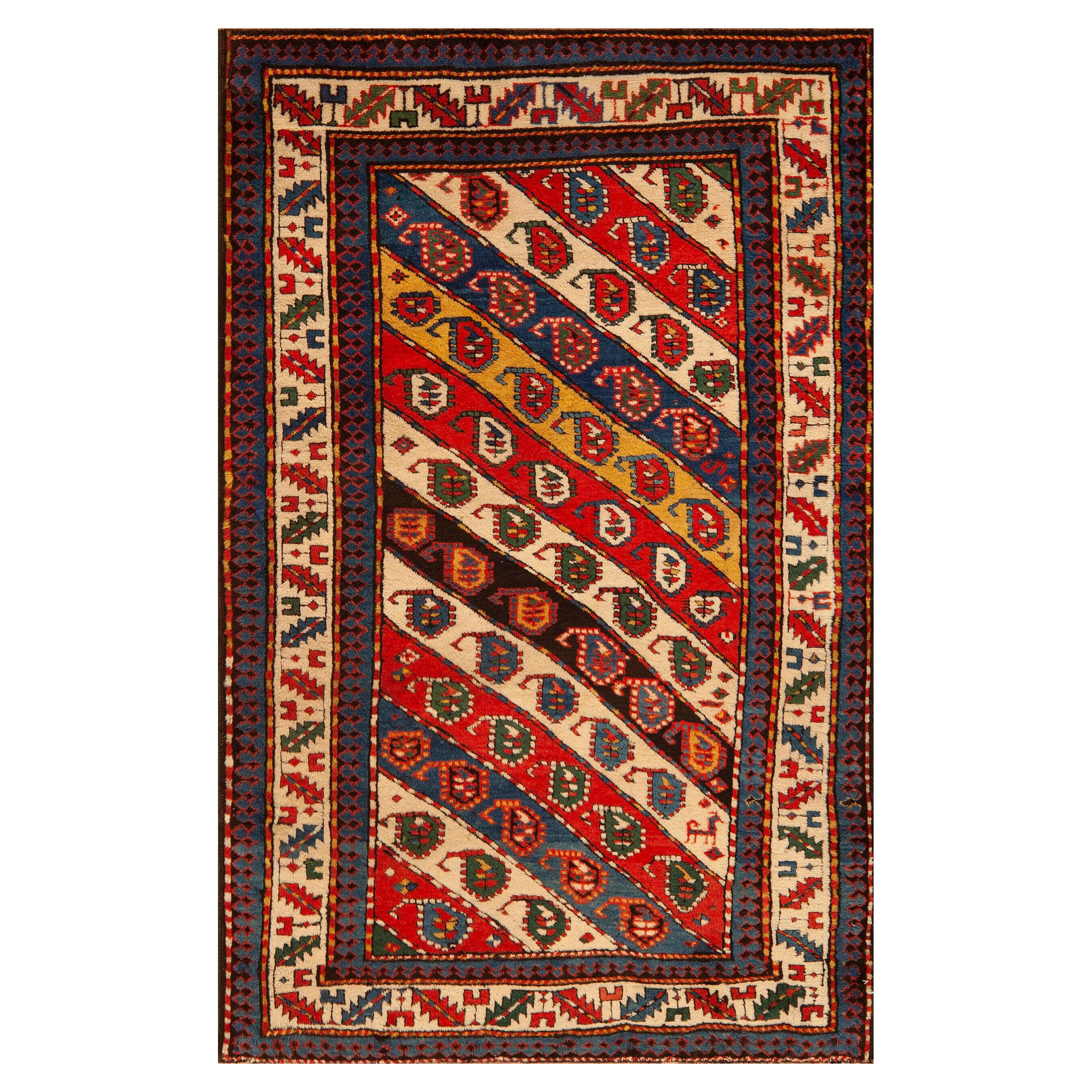 Nazmiyal Collection Antiker kaukasischer Kazak Teppich mit Motiven 4' 2" x 6' 8" im Angebot