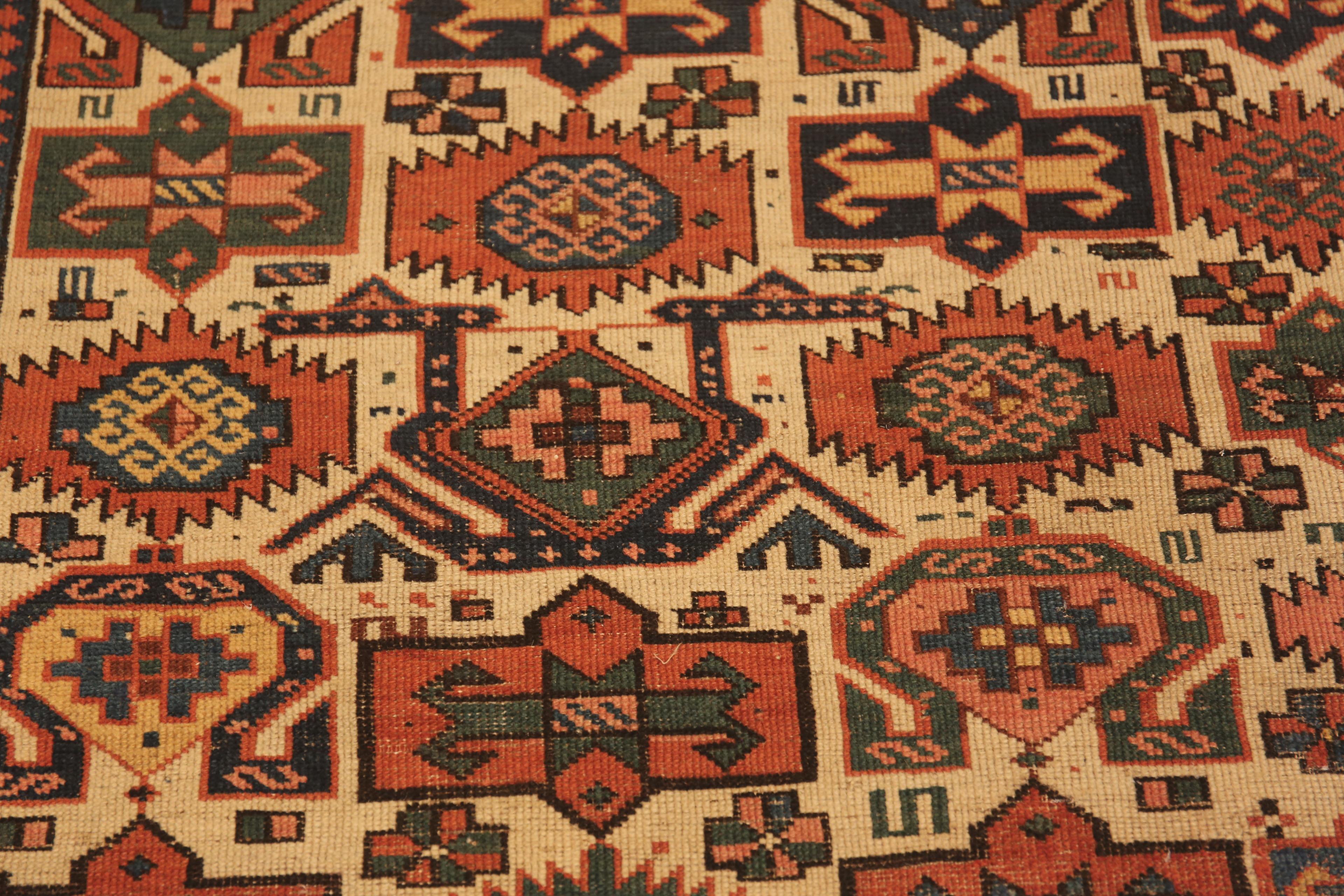 Tapis Kuba caucasien ancien. 3 pieds 7 pouces x 4 pieds 10 pouces Bon état - En vente à New York, NY