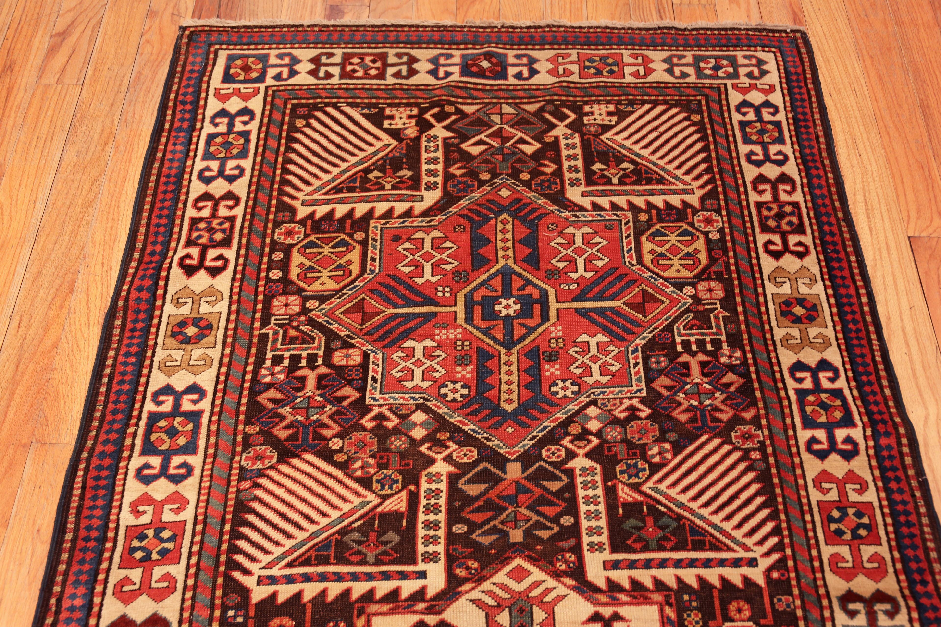 Antiker kaukasischer Teppich. 4 Fuß x 9 Fuß 9 Zoll im Zustand „Gut“ im Angebot in New York, NY